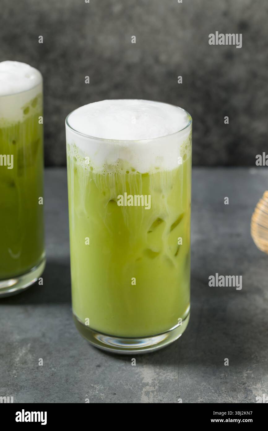 Hausgemachter Eismatcha mit kalter Schaumcreme im Glas Stockfoto