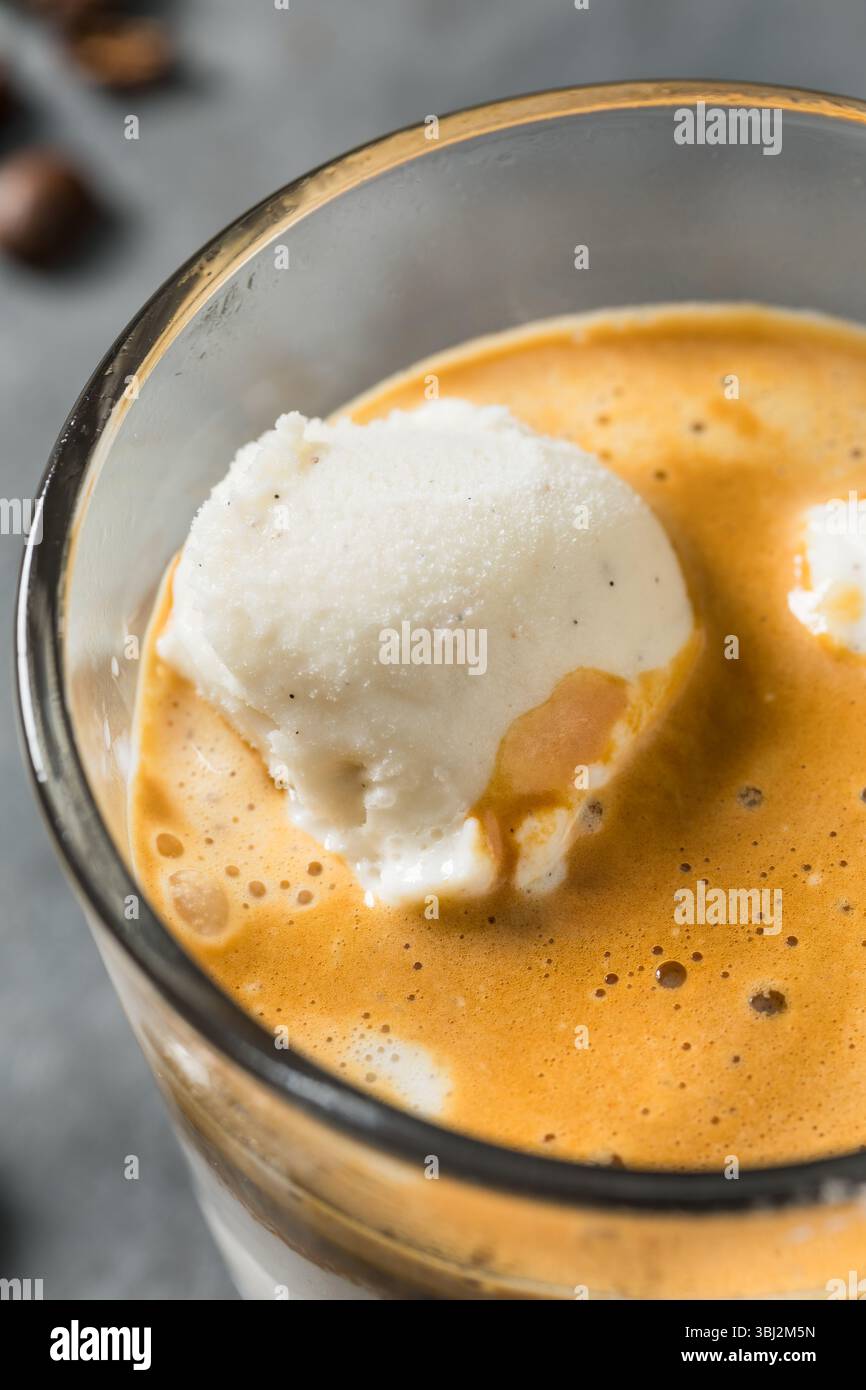 Hausgemachter Kaffee Affogato Eiscreme in einer Tasse Stockfoto