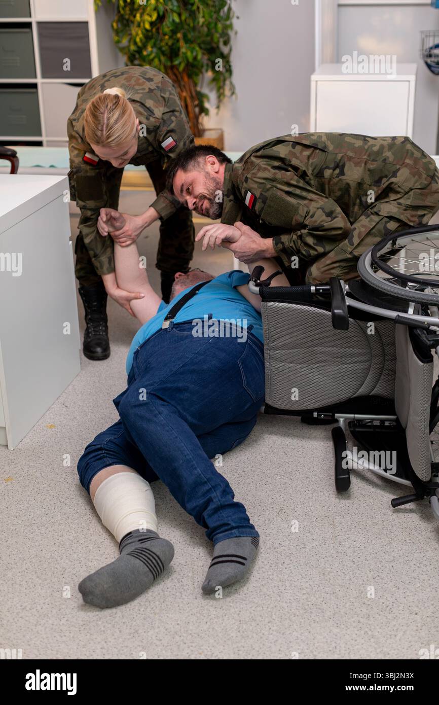 Notfallschulung in der Praxis zur Verbesserung der Fähigkeiten und der Vorbereitung auf Krisensituationen Stockfoto