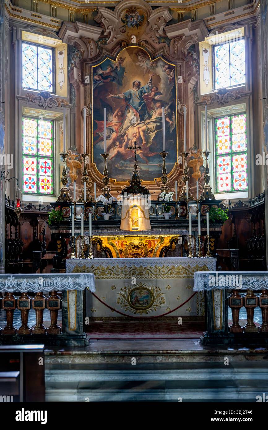 Gravedona, Lombardei - Italien - 24.06.2024: Ein Nahaufnahme des Altars in Chiesa di San Vincenzo zeigt ein kompliziertes Gemälde und detaillierte Verzierungen Stockfoto