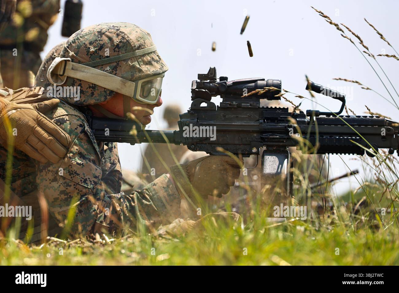 Base Quantico, Virginia, USA. Juni 2025. Elijah Gibbons, ein Schützling der Bravo Company, Marine Barracks Washington, feuert das M249 Squad Automatic Weapon (SAW) leichte Maschinengewehr während einer Übung auf der Marine Corps Base Quantico, Virginia, am 4. Juni 2025. Als Mitglieder der wichtigsten Zeremonie- und Sicherheitseinheit des Corps behalten diese Marines ihre operative Kompetenz durch Routinetraining mit diesen Waffensystemen bei. Diese Schulung beinhaltete das Abfeuern des Maschinengewehrs M240B und der SÄGE M249, die Durchführung von Korrekturmaßnahmen und die ordnungsgemäße Handhabung Stockfoto
