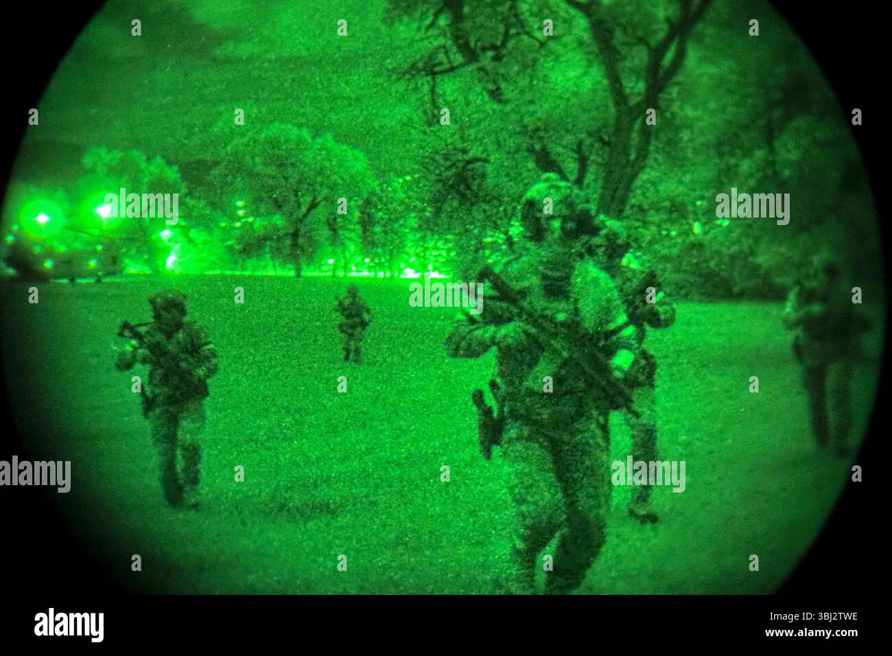 5. Juni 2025 - Colorado Springs, Colorado, USA - US-amerikanische Operateure mit der 10th Special Forces Group (Airborne) und Spezialeinheiten aus Großbritannien und Polen infiltrieren von einem CH-47 Chinook Hubschrauber und greifen während einer gemeinsamen Trainingsübung in Colorado Springs, Colorado, am 5. Juni 2025 auf ihr Ziel an. Die US-amerikanischen, britischen und polnischen Streitkräfte trainierten drei Wochen lang zusammen, bevor die letzte Übung aus Teams bestand, die sich auf das Ziel konzentrierten, ein hochwertiges Ziel gefangen oder getötet und sensible Standortausbeutung durchgeführt wurden. (Bild: © U.S. Army/ZUMA Press Wire) E Stockfoto