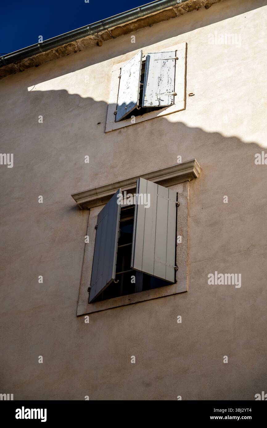 Einfache Form romanischer Fenster in Trogir, Kroatien. Stockfoto