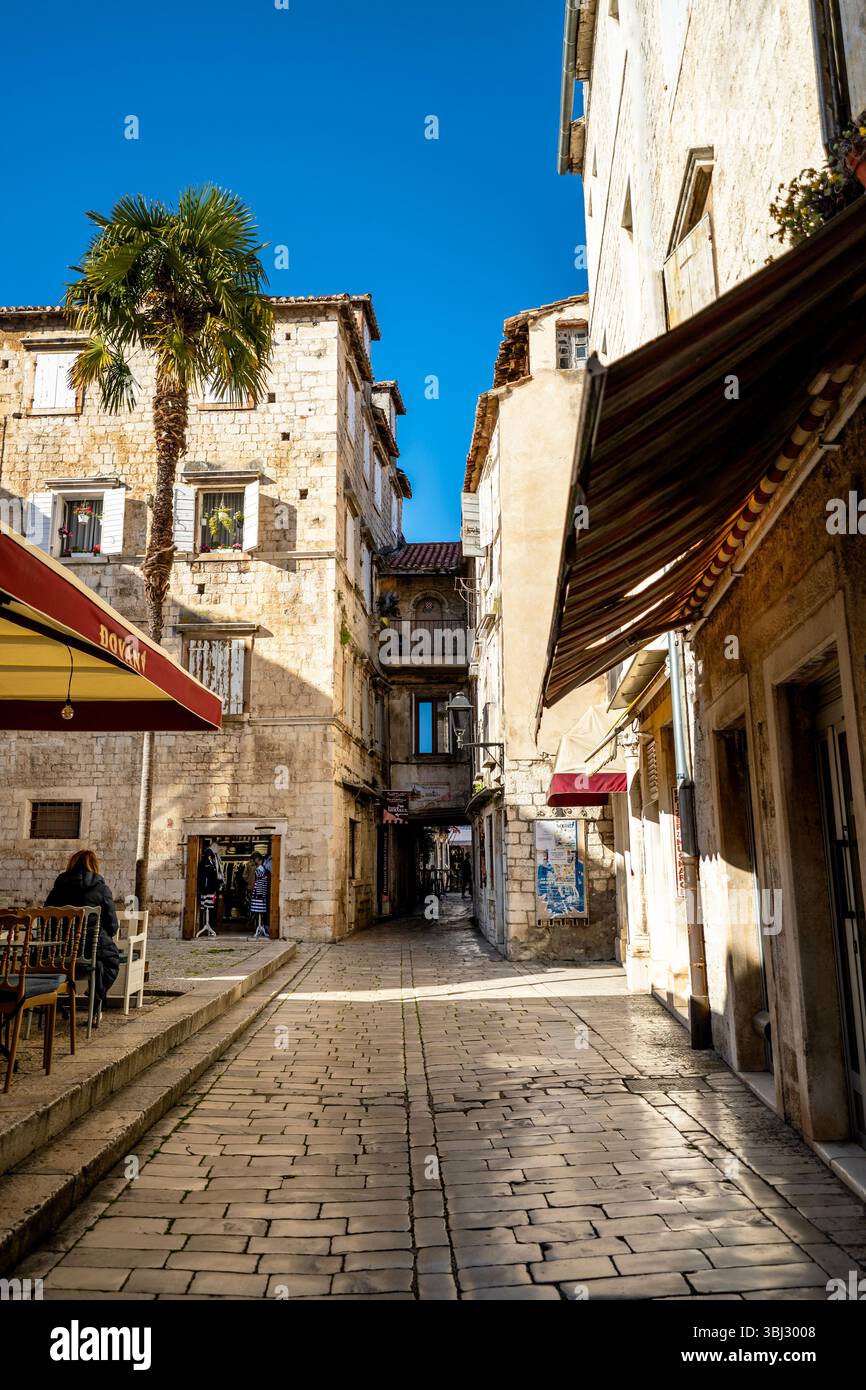 Romanisches quadratisches Portal in Trogir, Kroatien. Stockfoto