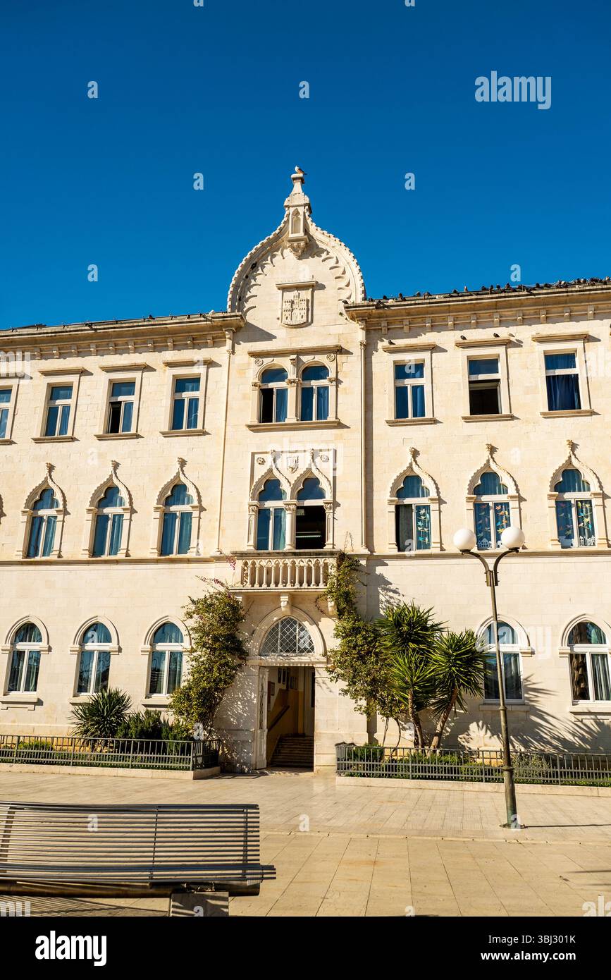 Fenster im venezianischen Stil auf der neogotischen Primarschule Petar Berislavić in Trogir, Kroatien. Stockfoto