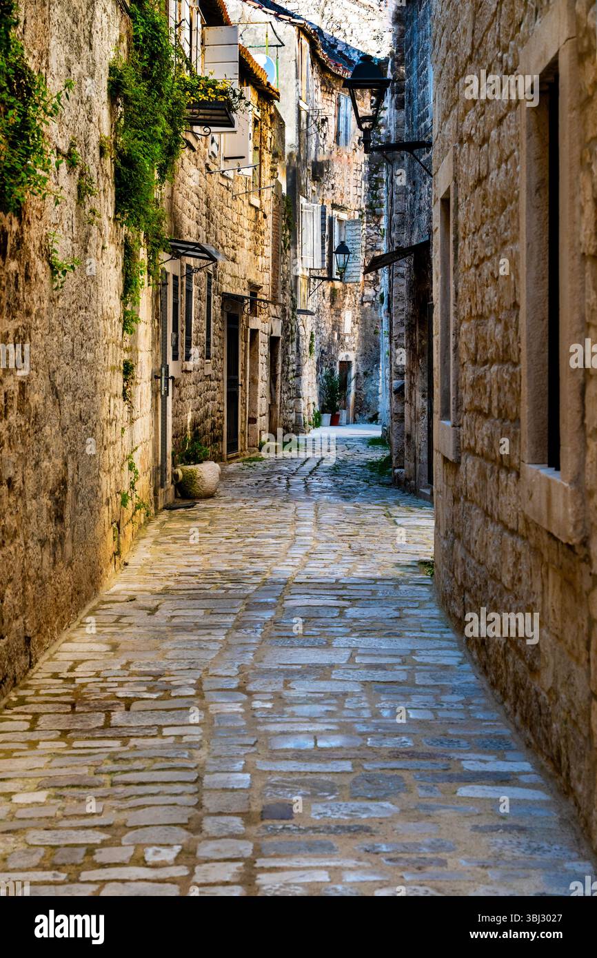 Kopfsteinpflasterstraße in Trogir, Kroatien. Stockfoto