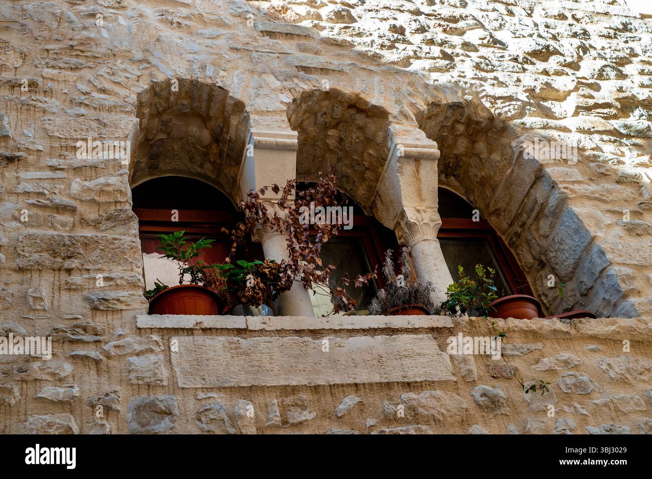 Dreifaches Steinbogenfenster in Trogir, Kroatien. Stockfoto
