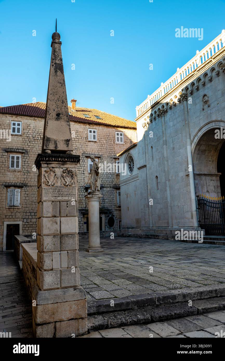 Torbogen und Platz im romanischen Stil in Trogir, Kroatien. Stockfoto
