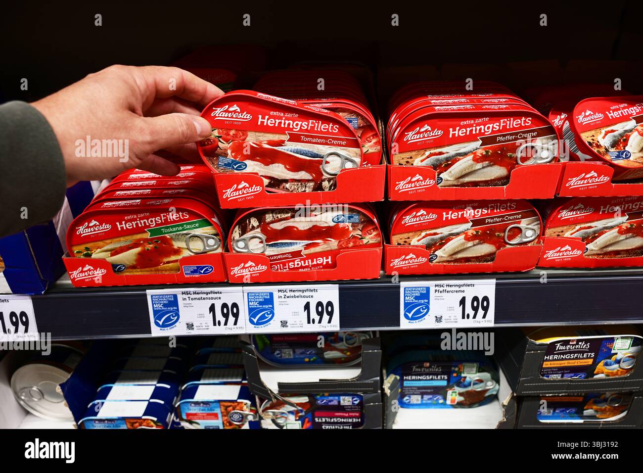 MSC-zertifizierter Fisch in Dosen in einem Supermarkt Stockfoto