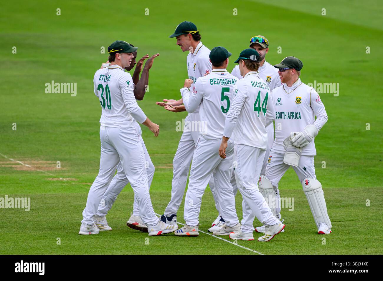 LONDON, VEREINIGTES KÖNIGREICH. 12. Juni: Kagiso Rabada aus Südafrika (Mitte) feiert, nachdem er 2025 am Donnerstag, den 12. Juni 2025 in LONDON, GROSSBRITANNIEN, den Wiaan Mulder aus Südafrika während des ICC World Test Championship Final Australia gegen Südafrika auf dem Lord's Cricket Ground von Cameron Green aus Australien gefangen hatte. Quelle: Taka Wu/Alamy Live News Stockfoto
