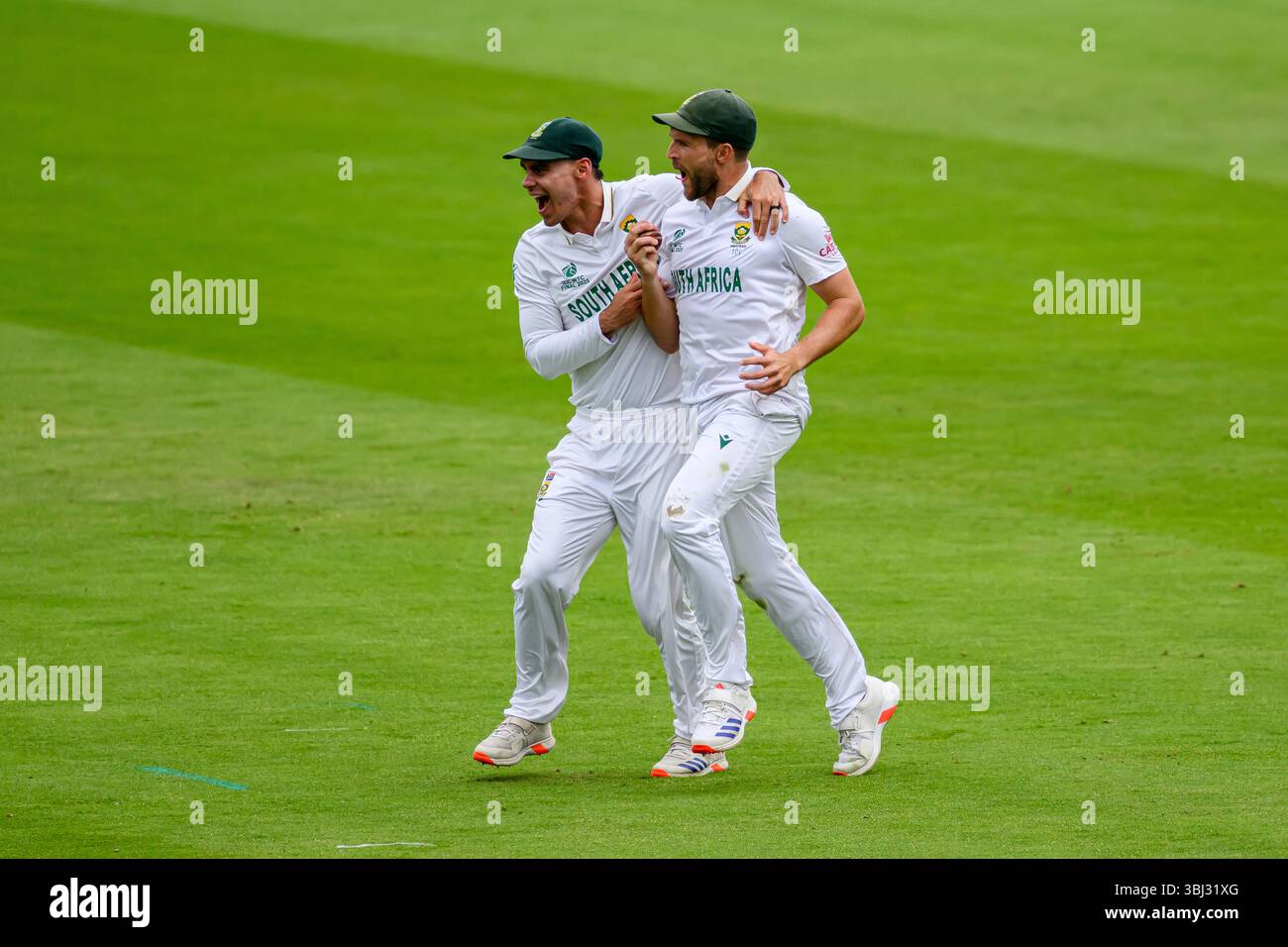 LONDON, VEREINIGTES KÖNIGREICH. 12. Juni: Wiaan Mulder aus Südafrika (rechts) feiert mit seinen Teamkollegen, nachdem er den Ball von Lungi Ngidi aus Südafrika gefangen und Cameron Green aus Australien während des ICC World Test Championship Final Australia vs Südafrika 2025 auf dem Lord's Cricket Ground 2025 in LONDON, GROSSBRITANNIEN, abgeworfen hatte. Quelle: Taka Wu/Alamy Live News Stockfoto