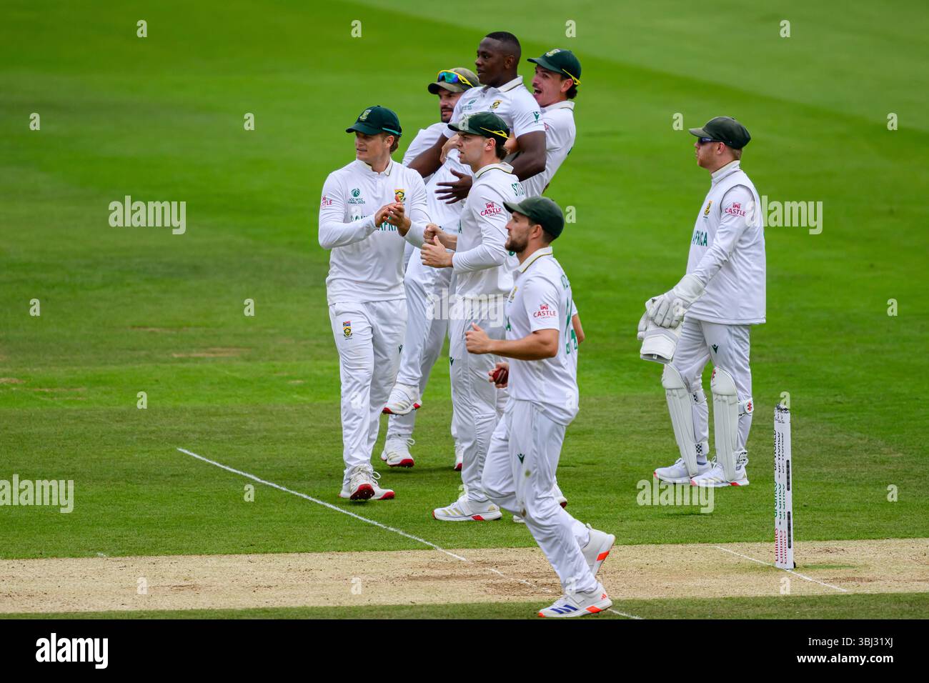 LONDON, VEREINIGTES KÖNIGREICH. 12. Juni: Kagiso Rabada aus Südafrika (Mitte) feiert, nachdem er 2025 am Donnerstag, den 12. Juni 2025 in LONDON, GROSSBRITANNIEN, den Wiaan Mulder aus Südafrika während des ICC World Test Championship Final Australia gegen Südafrika auf dem Lord's Cricket Ground von Cameron Green aus Australien gefangen hatte. Quelle: Taka Wu/Alamy Live News Stockfoto