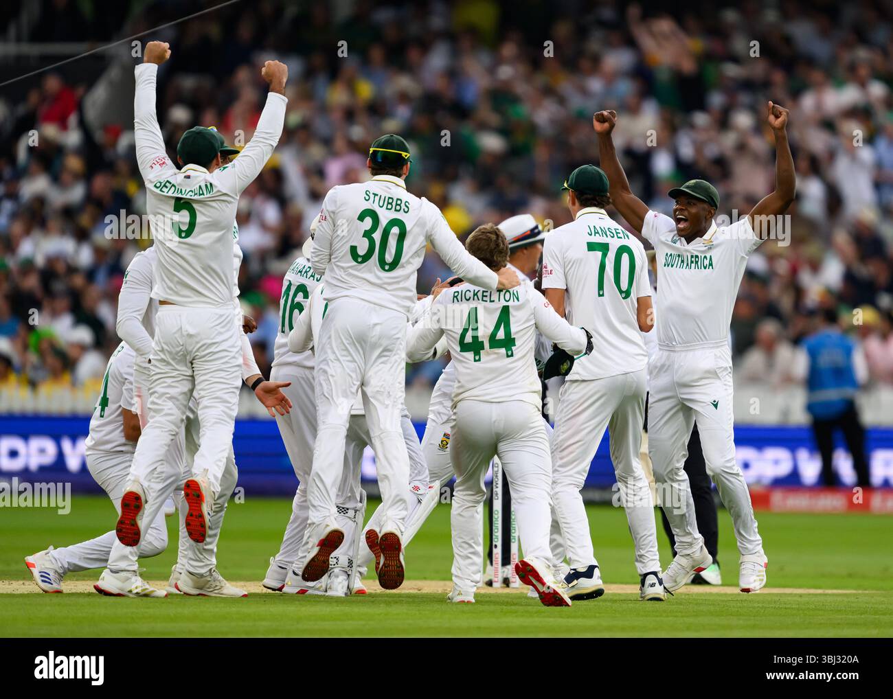 LONDON, VEREINIGTES KÖNIGREICH. 12. Juni: Lungi Ngidi aus Südafrika feiert 2025 am Donnerstag, den 12. Juni 2025 in LONDON, GROSSBRITANNIEN, den Wicket-Platz, nachdem er Steve Smith aus Australien während des ICC World Test Championship Final Australia gegen Südafrika im Lord's Cricket Ground abgeworfen hat. Quelle: Taka Wu/Alamy Live News Stockfoto