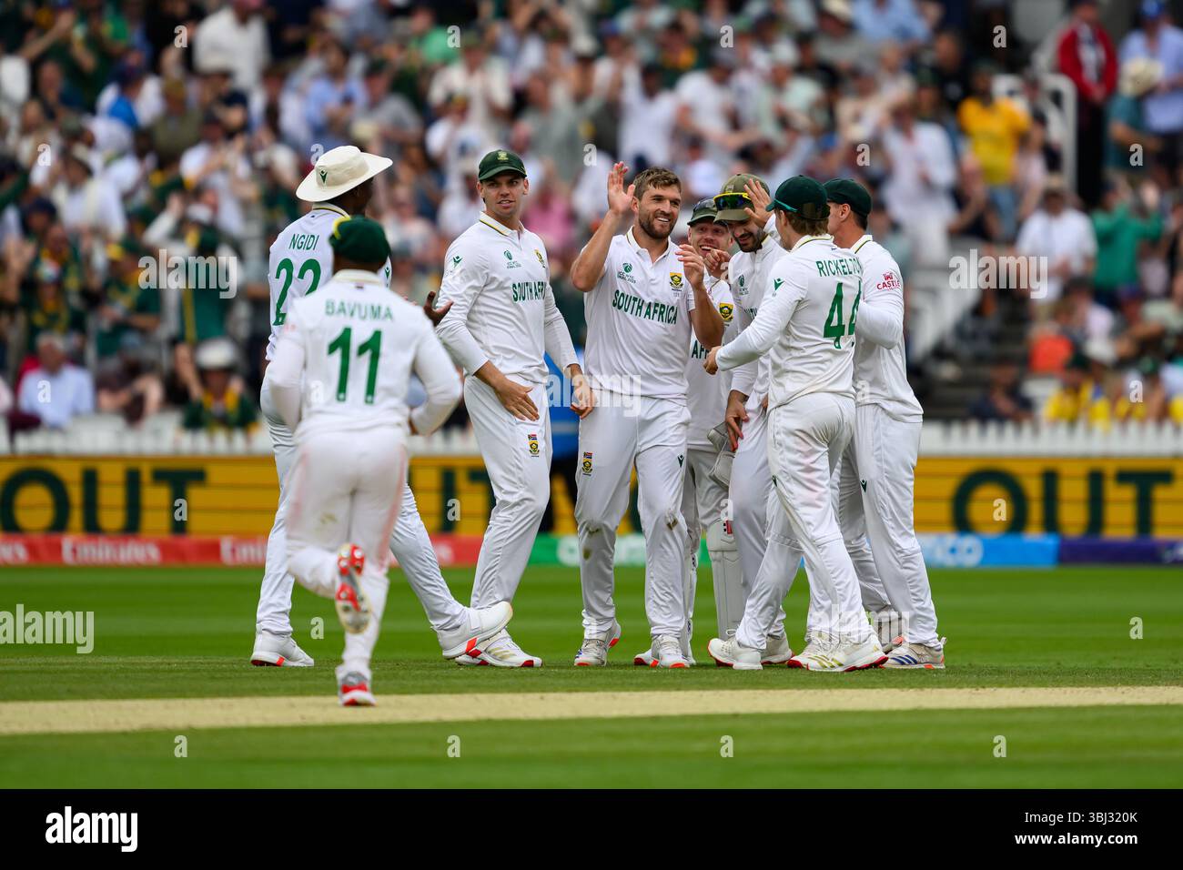 LONDON, VEREINIGTES KÖNIGREICH. 12. Juni: Wiaan Mulder aus Südafrika (Mitte) feiert, nachdem er 2025 am Donnerstag, den 12. Juni 2025, in LONDON, GROSSBRITANNIEN, das Finale der ICC World Test Championship Australien gegen Südafrika im Lord's Cricket Ground von Travis Head of Australia abgezogen hat. Quelle: Taka Wu/Alamy Live News Stockfoto