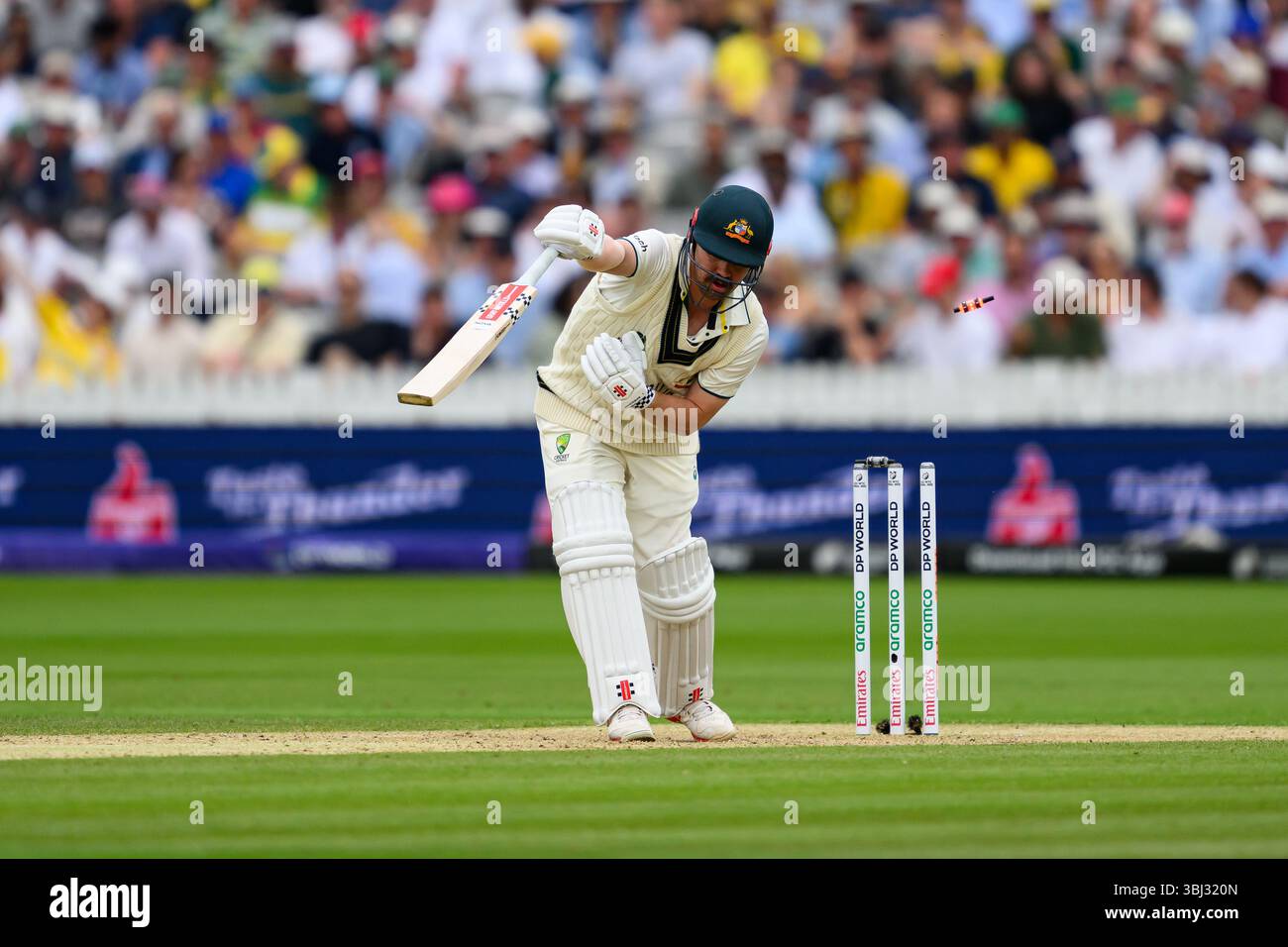 LONDON, VEREINIGTES KÖNIGREICH. 12. Juni: Travis Head of Australia verlor sein Wicket, das von Wiaan Mulder aus Südafrika während des ICC World Test Championship Final Australia gegen Südafrika 2025 auf dem Lord's Cricket Ground am Donnerstag, den 12. Juni 2025 in LONDON, GROSSBRITANNIEN, gespielt wurde. Quelle: Taka Wu/Alamy Live News Stockfoto