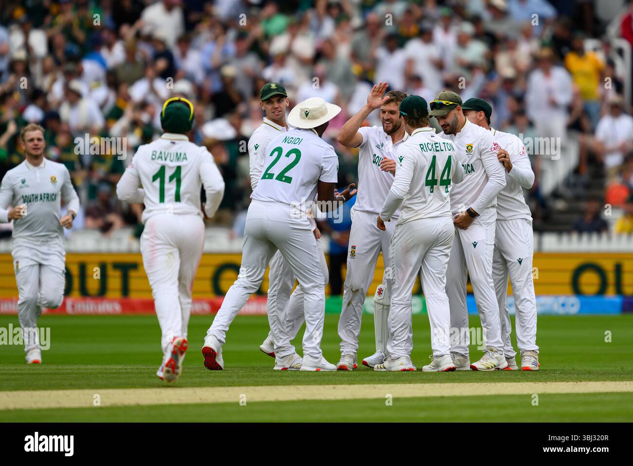 LONDON, VEREINIGTES KÖNIGREICH. 12. Juni: Wiaan Mulder aus Südafrika (Mitte) feiert, nachdem er 2025 am Donnerstag, den 12. Juni 2025, in LONDON, GROSSBRITANNIEN, das Finale der ICC World Test Championship Australien gegen Südafrika im Lord's Cricket Ground von Travis Head of Australia abgezogen hat. Quelle: Taka Wu/Alamy Live News Stockfoto