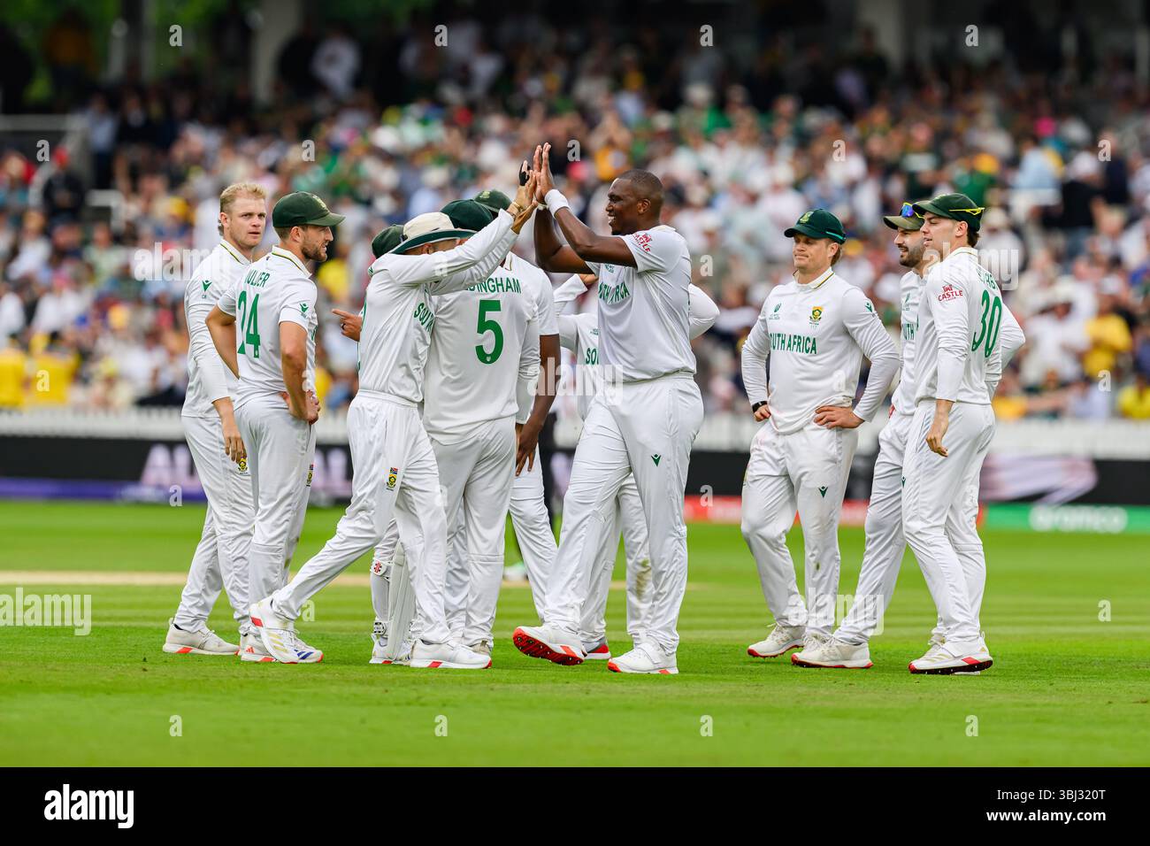 LONDON, VEREINIGTES KÖNIGREICH. 12. Juni: Lungi Ngidi aus Südafrika (Mitte) feiert, nachdem er 2025 am Donnerstag, den 12. Juni 2025, in LONDON, GROSSBRITANNIEN, den Wicket von Beau Webster aus Australien beim Finale der ICC World Test Championship Australien gegen Südafrika von David Bedingham aus Südafrika getroffen hat. Quelle: Taka Wu/Alamy Live News Stockfoto