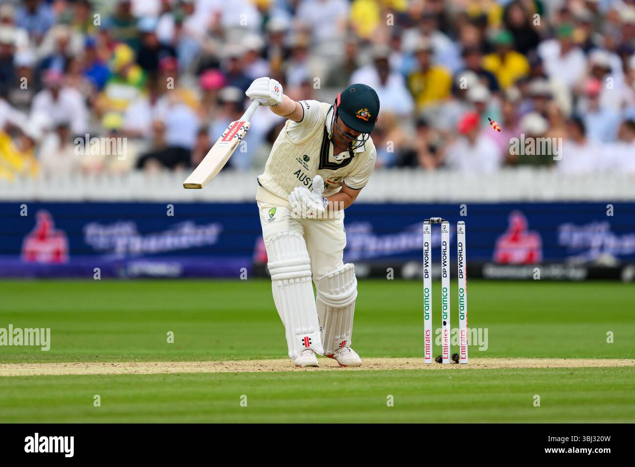 LONDON, VEREINIGTES KÖNIGREICH. 12. Juni: Travis Head of Australia verlor sein Wicket, das von Wiaan Mulder aus Südafrika während des ICC World Test Championship Final Australia gegen Südafrika 2025 auf dem Lord's Cricket Ground am Donnerstag, den 12. Juni 2025 in LONDON, GROSSBRITANNIEN, gespielt wurde. Quelle: Taka Wu/Alamy Live News Stockfoto