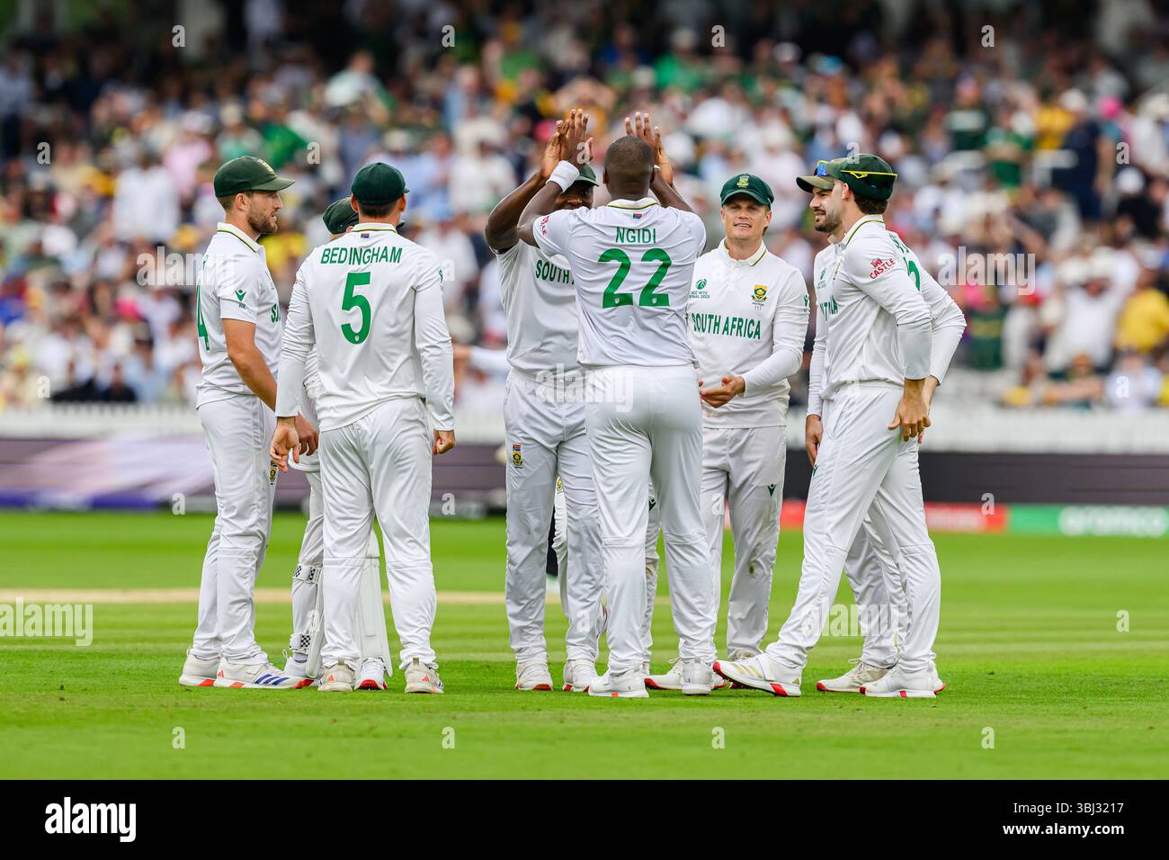 LONDON, VEREINIGTES KÖNIGREICH. 12. Juni: Lungi Ngidi aus Südafrika (Mitte) feiert, nachdem er 2025 am Donnerstag, den 12. Juni 2025, in LONDON, GROSSBRITANNIEN, den Wicket von Beau Webster aus Australien beim Finale der ICC World Test Championship Australien gegen Südafrika von David Bedingham aus Südafrika getroffen hat. Quelle: Taka Wu/Alamy Live News Stockfoto