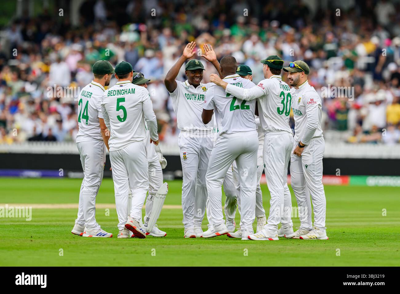 LONDON, VEREINIGTES KÖNIGREICH. 12. Juni: Lungi Ngidi aus Südafrika (Mitte) feiert, nachdem er 2025 am Donnerstag, den 12. Juni 2025, in LONDON, GROSSBRITANNIEN, den Wicket von Beau Webster aus Australien beim Finale der ICC World Test Championship Australien gegen Südafrika von David Bedingham aus Südafrika getroffen hat. Quelle: Taka Wu/Alamy Live News Stockfoto