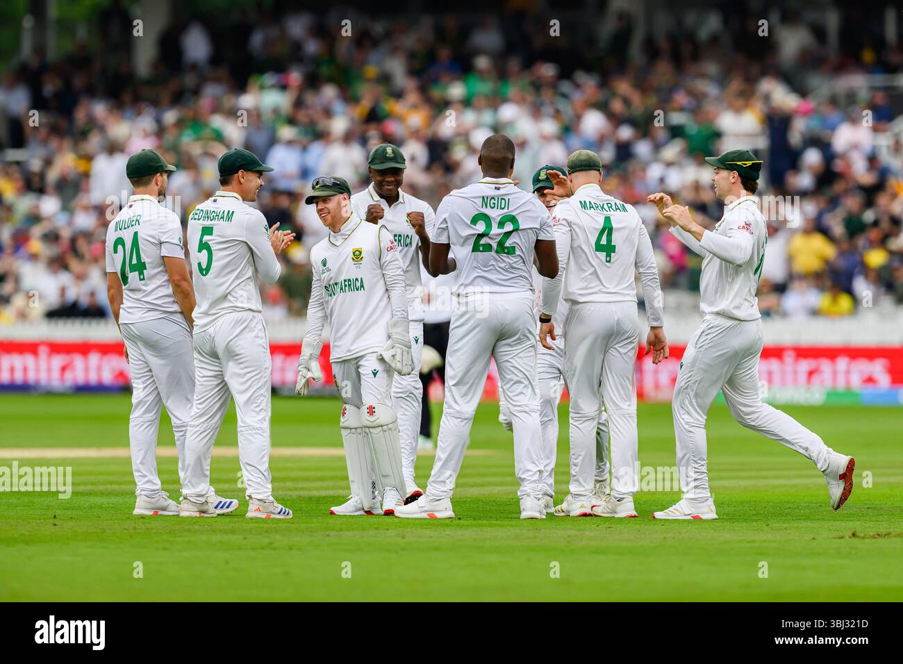 LONDON, VEREINIGTES KÖNIGREICH. 12. Juni: Lungi Ngidi aus Südafrika (Mitte) feiert, nachdem er 2025 am Donnerstag, den 12. Juni 2025, in LONDON, GROSSBRITANNIEN, den Wicket von Beau Webster aus Australien beim Finale der ICC World Test Championship Australien gegen Südafrika von David Bedingham aus Südafrika getroffen hat. Quelle: Taka Wu/Alamy Live News Stockfoto