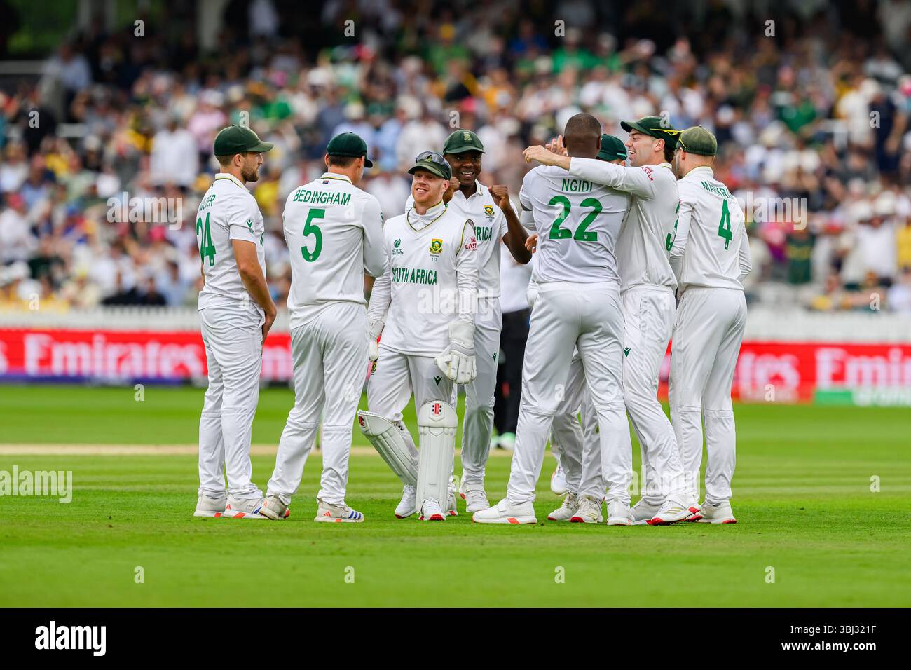 LONDON, VEREINIGTES KÖNIGREICH. 12. Juni: Lungi Ngidi aus Südafrika (Mitte) feiert, nachdem er 2025 am Donnerstag, den 12. Juni 2025, in LONDON, GROSSBRITANNIEN, den Wicket von Beau Webster aus Australien beim Finale der ICC World Test Championship Australien gegen Südafrika von David Bedingham aus Südafrika getroffen hat. Quelle: Taka Wu/Alamy Live News Stockfoto