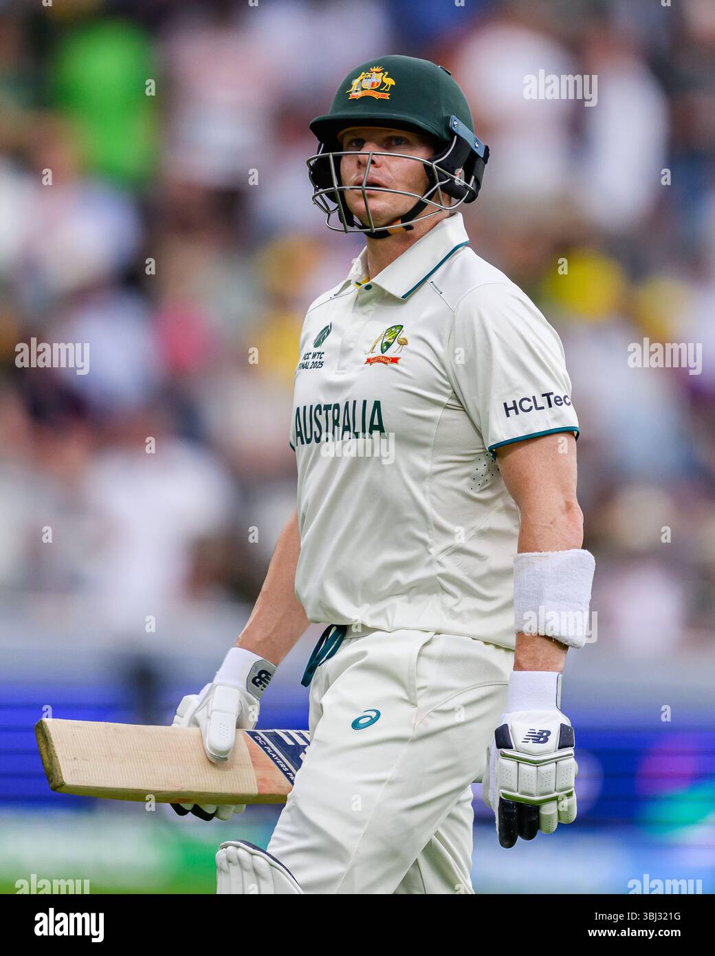 LONDON, VEREINIGTES KÖNIGREICH. 12. Juni: Steve Smith aus Australien verlässt den Boden, nachdem er sein Wicket an Lungi Ngidi aus Südafrika während des 2025 ICC World Test Championship Final Australia gegen Südafrika am Donnerstag, den 12. Juni 2025 in LONDON verloren hatte. Quelle: Taka Wu/Alamy Live News Stockfoto