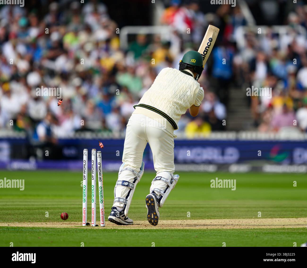 LONDON, VEREINIGTES KÖNIGREICH. 12. Juni: Pat Cummins von Australien (Kapitän) verlor sein Wicket, das von Lungi Ngidi aus Südafrika während des ICC World Test Championship Final Australia gegen Südafrika 2025 auf dem Lord's Cricket Ground am Donnerstag, den 12. Juni 2025 in LONDON, GROSSBRITANNIEN, geheult wurde. Quelle: Taka Wu/Alamy Live News Stockfoto