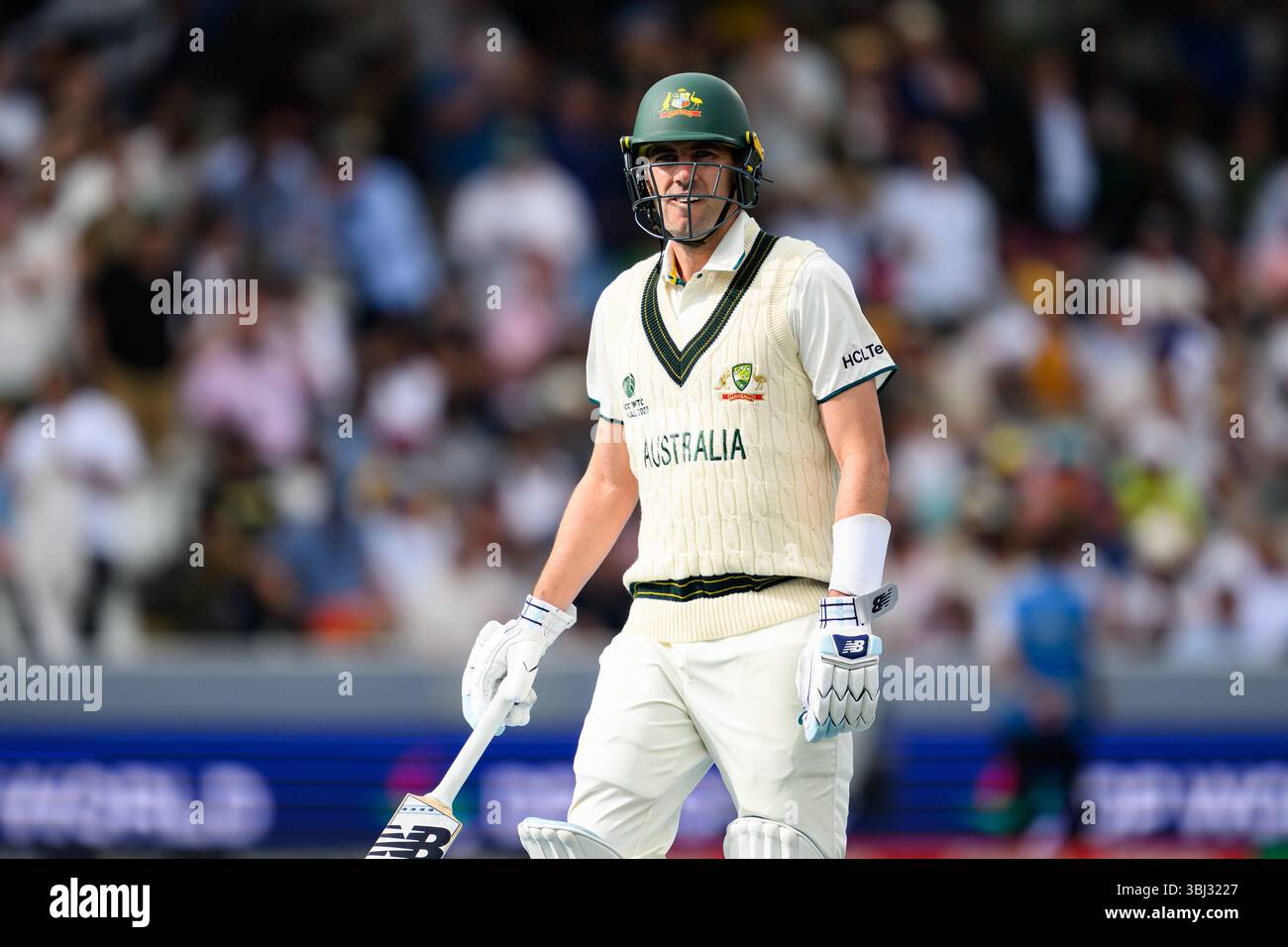 LONDON, VEREINIGTES KÖNIGREICH. 12. Juni: Pat Cummins von Australien (Kapitän) verlässt den Boden, nachdem er sein Wicket 2025 am Donnerstag, den 12. Juni 2025, in LONDON, GROSSBRITANNIEN, im Finale der ICC World Test Championship Australien gegen Südafrika an Lungi Ngidi aus Südafrika verloren hatte. Quelle: Taka Wu/Alamy Live News Stockfoto
