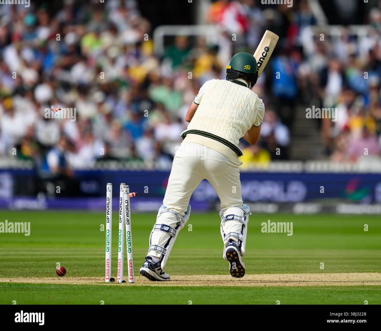 LONDON, VEREINIGTES KÖNIGREICH. 12. Juni: Pat Cummins von Australien (Kapitän) verlor sein Wicket, das von Lungi Ngidi aus Südafrika während des ICC World Test Championship Final Australia gegen Südafrika 2025 auf dem Lord's Cricket Ground am Donnerstag, den 12. Juni 2025 in LONDON, GROSSBRITANNIEN, geheult wurde. Quelle: Taka Wu/Alamy Live News Stockfoto