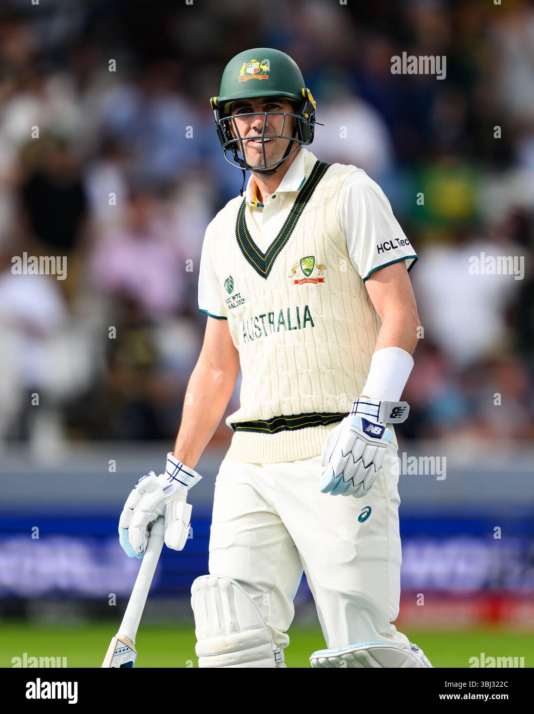 LONDON, VEREINIGTES KÖNIGREICH. 12. Juni: Pat Cummins von Australien (Kapitän) verlässt den Boden, nachdem er sein Wicket 2025 am Donnerstag, den 12. Juni 2025, in LONDON, GROSSBRITANNIEN, im Finale der ICC World Test Championship Australien gegen Südafrika an Lungi Ngidi aus Südafrika verloren hatte. Quelle: Taka Wu/Alamy Live News Stockfoto