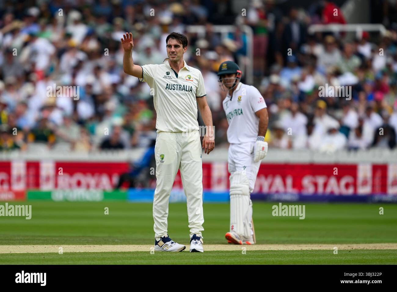 LONDON, VEREINIGTES KÖNIGREICH. 12. Juni: Pat Cummins of Australia (Kapitän) in Aktion beim Finale der ICC World Test Championship Australien gegen Südafrika 2025 auf dem Lord's Cricket Ground am Donnerstag, den 12. Juni 2025 in LONDON, GROSSBRITANNIEN. Quelle: Taka Wu/Alamy Live News Stockfoto