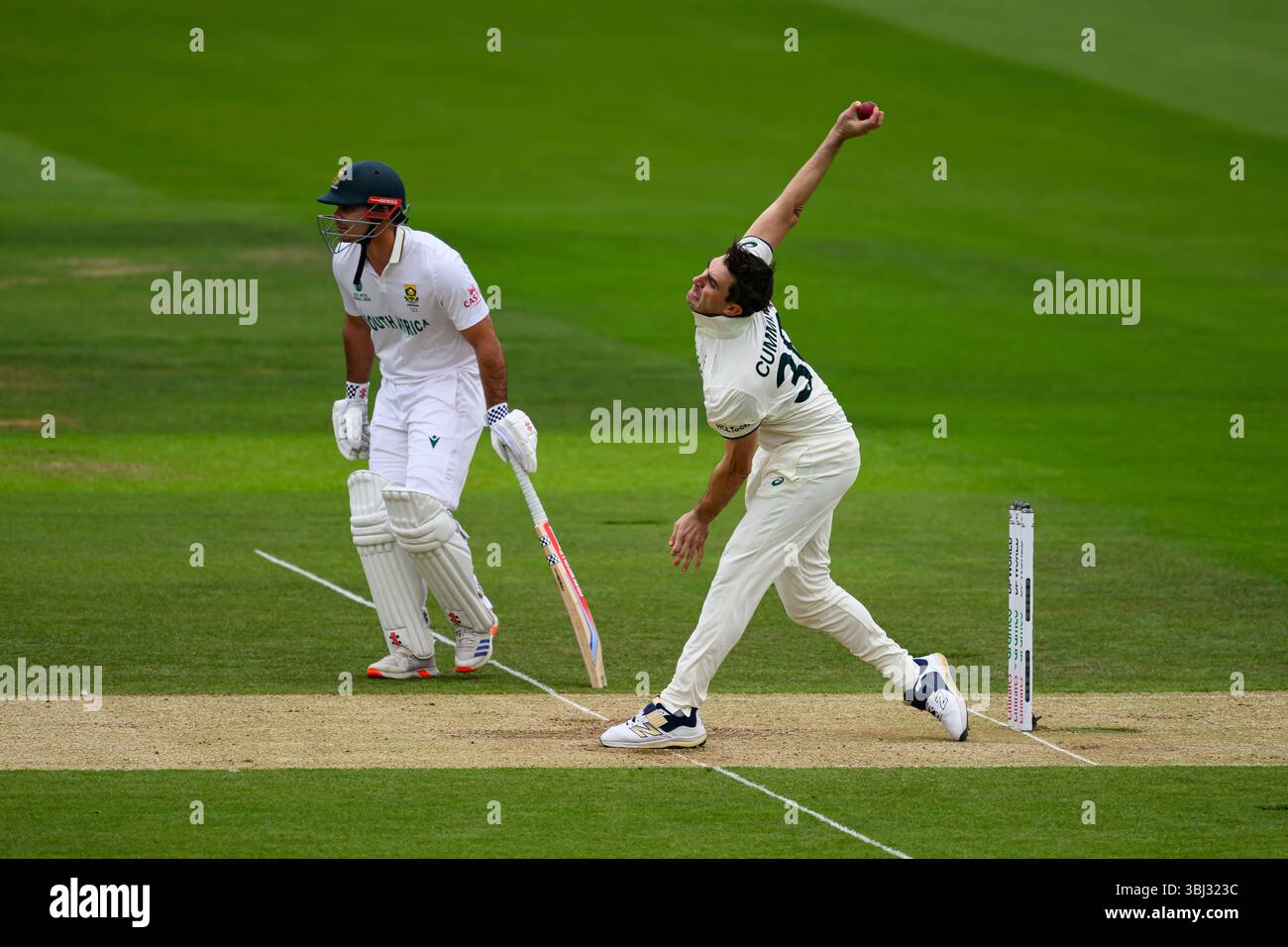 LONDON, VEREINIGTES KÖNIGREICH. 12. Juni: Pat Cummins of Australia (Kapitän) in Aktion beim Finale der ICC World Test Championship Australien gegen Südafrika 2025 auf dem Lord's Cricket Ground am Donnerstag, den 12. Juni 2025 in LONDON, GROSSBRITANNIEN. Quelle: Taka Wu/Alamy Live News Stockfoto