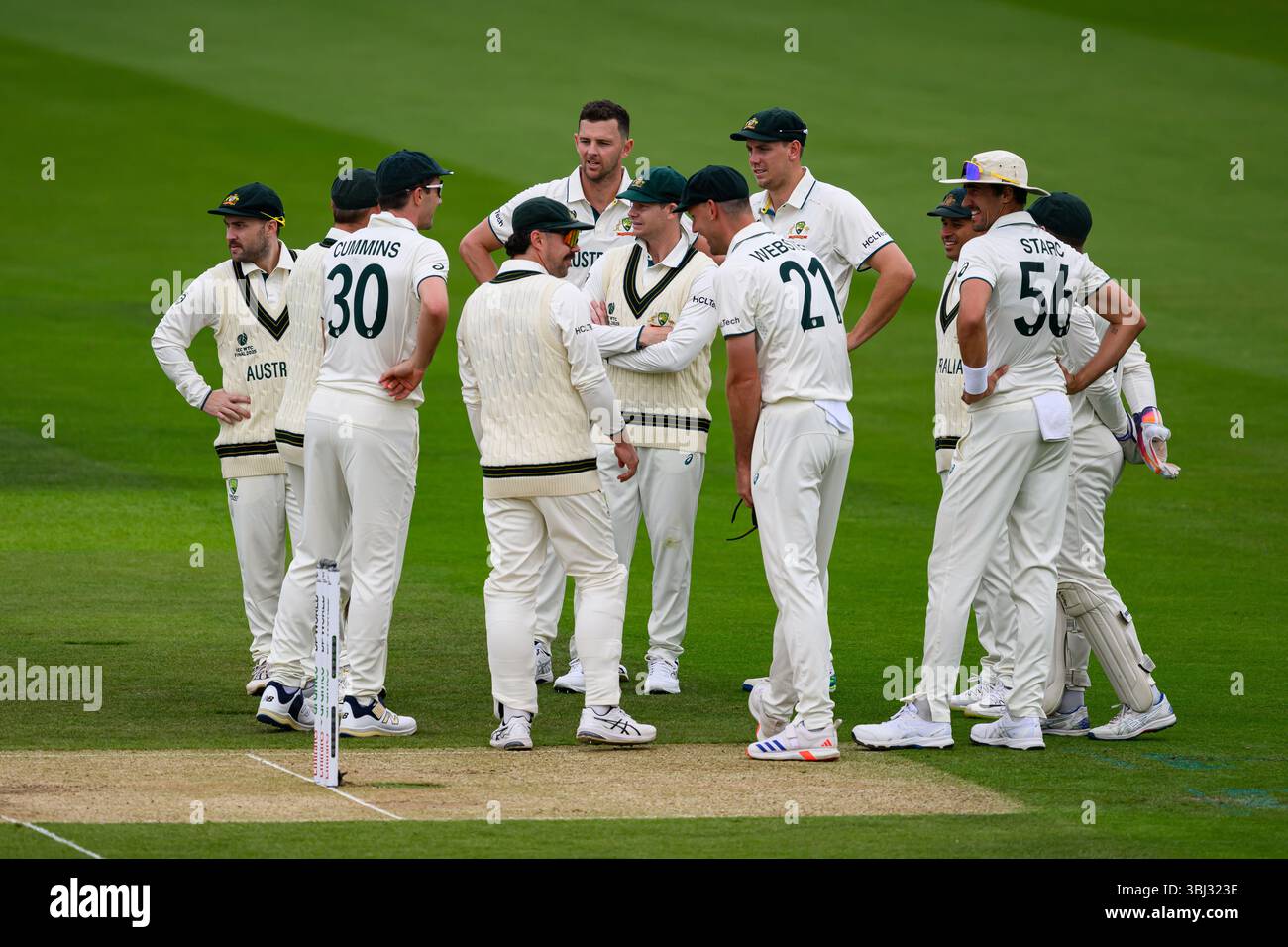 LONDON, VEREINIGTES KÖNIGREICH. 12. Juni: Josh Hazlewood aus Australien (Mitte) feiert, nachdem er den Wicket vor Temba Bavuma aus Südafrika (Kapitän) abgeholt hat, der von Alex Carey aus Australien (WK) beim Finale der ICC World Test Championship Australien gegen Südafrika 2025 auf dem Lord's Cricket Ground 2025 in LONDON, GROSSBRITANNIEN, gefangen wurde. Quelle: Taka Wu/Alamy Live News Stockfoto