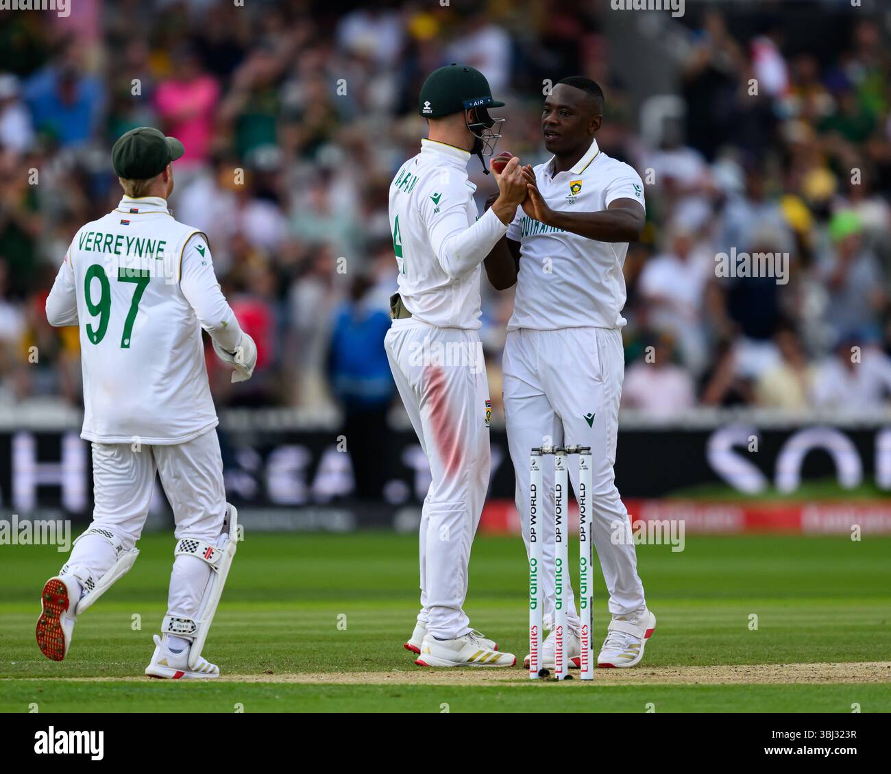 LONDON, VEREINIGTES KÖNIGREICH. 12. Juni: Lungi Ngidi aus Südafrika (Mitte) feiert, nachdem er 2025 am Donnerstag, den 12. Juni 2025, in LONDON, GROSSBRITANNIEN, das Finale der ICC World Test Championship in Australien gegen Südafrika auf dem Lord's Cricket Ground von Nathan Lyon aus Australien abgeholt hat. Quelle: Taka Wu/Alamy Live News Stockfoto