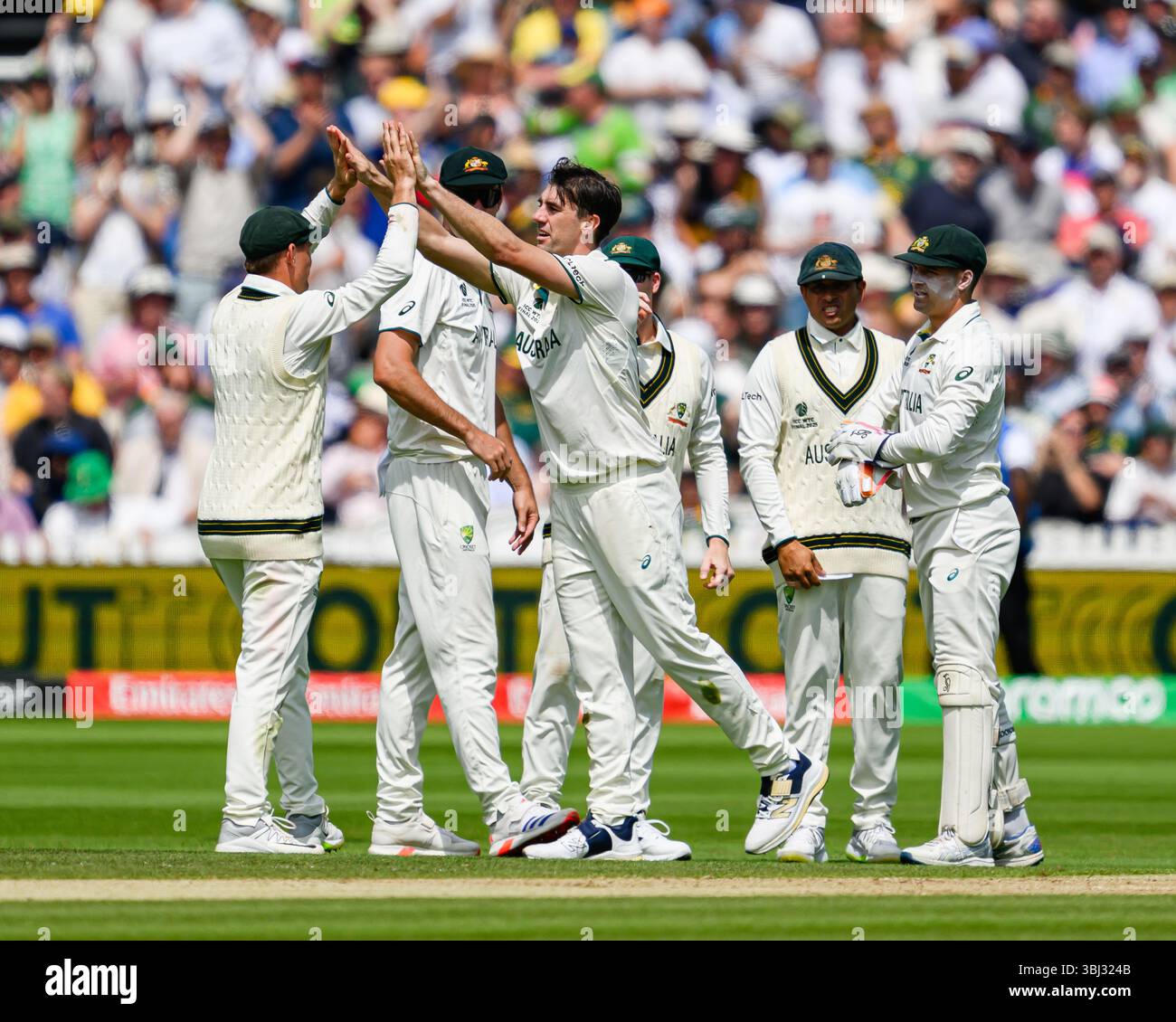LONDON, VEREINIGTES KÖNIGREICH. 12. Juni: Pat Cummins von Australien (Kapitän) (Mitte) feiert, nachdem er David Bedingham aus Südafrika abgeholt und von Alex Carey aus Australien (WK) während des ICC World Test Championship Final Australia vs Südafrika 2025 auf dem Lord's Cricket Ground 2025 in LONDON, GROSSBRITANNIEN, gefangen wurde. Quelle: Taka Wu/Alamy Live News Stockfoto