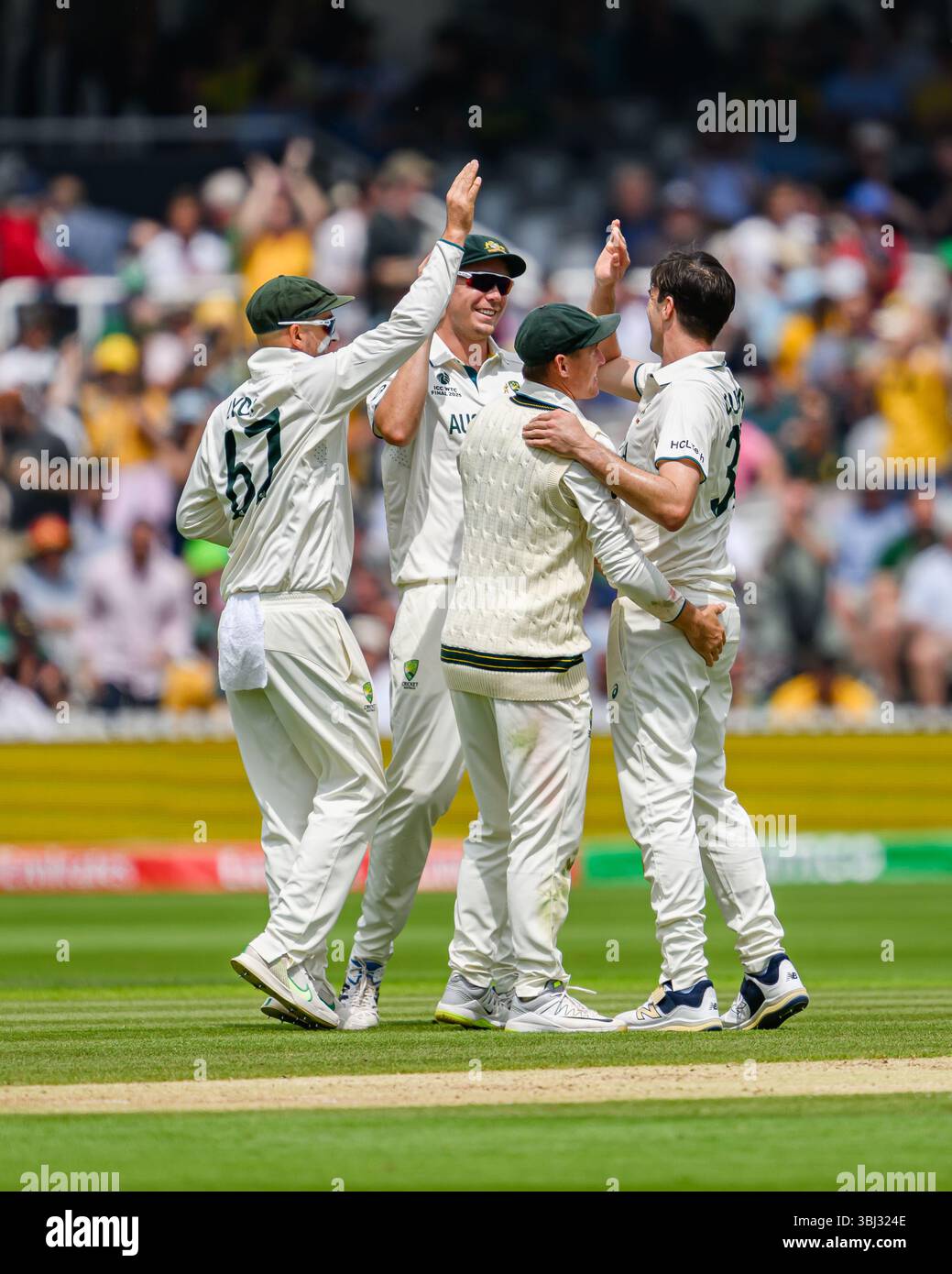 LONDON, VEREINIGTES KÖNIGREICH. 12. Juni: Pat Cummins von Australien (Kapitän) (Mitte) feiert, nachdem er Marco Jansen aus Südafrika den Wicket abgeholt und von Alex Carey aus Australien (WK) während des ICC World Test Championship Final Australia vs Südafrika 2025 auf dem Lord's Cricket Ground am Donnerstag, den 12. Juni 2025 in LONDON, VEREINIGTES KÖNIGREICH gefangen wurde. Quelle: Taka Wu/Alamy Live News Stockfoto