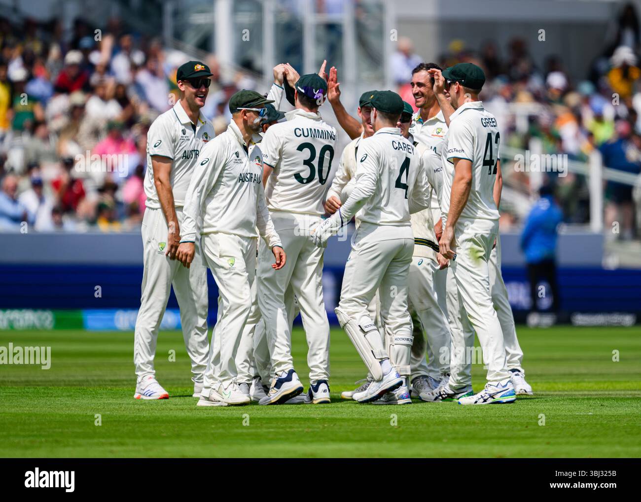 LONDON, VEREINIGTES KÖNIGREICH. 12. Juni: Mitchell Starc aus Australien (Mitte) feiert, nachdem er 2025 am Donnerstag, den 12. Juni 2025 in LONDON, GROSSBRITANNIEN, den Wicket-Platz von Keshav Maharaj aus Südafrika während des ICC World Test Championship Final Australia gegen Südafrika im Lord's Cricket Ground erobert hat. Quelle: Taka Wu/Alamy Live News Stockfoto