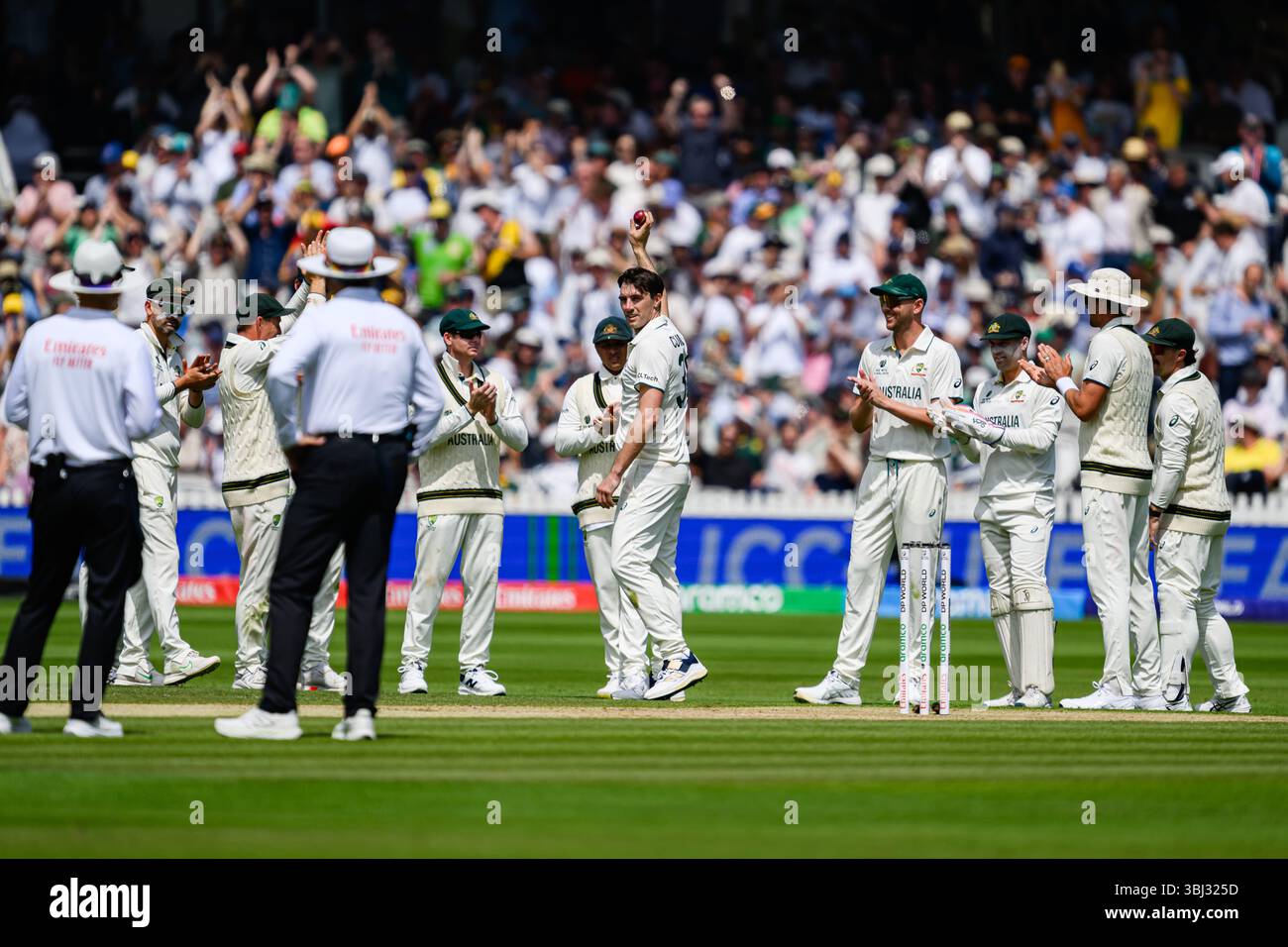 LONDON, VEREINIGTES KÖNIGREICH. 12. Juni: Pat Cummins of Australia (Kapitän) (Mitte) feiert, nachdem er 2025 am Donnerstag, den 12. Juni 2025, in LONDON, GROSSBRITANNIEN, 6 Wicket gegen South Africa batman mit dem gleichen Ball beim Finale der ICC World Test Championship Australien gegen Südafrika auf dem Lord's Cricket Ground abgeworfen hat. Quelle: Taka Wu/Alamy Live News Stockfoto