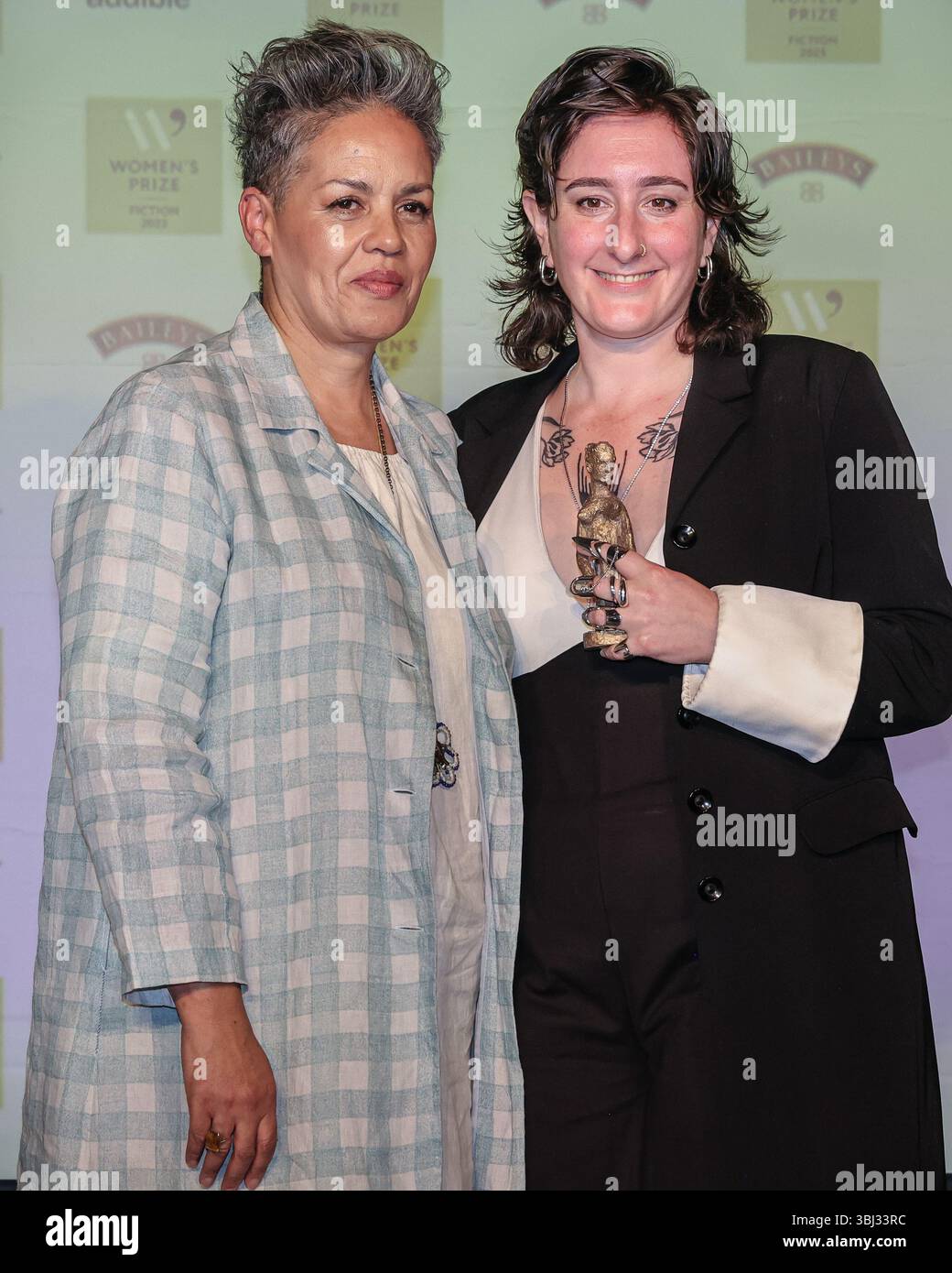 London, Großbritannien. Juni 2025. Kit de Waal, Richter (Vorsitzender), links, und Yael van der Wouden, Gewinner des Women's Prize for Fiction für die Safekeep, rechts, posieren bei der Women's Prize Trust Summer Party & Awards. Die diesjährige Zeremonie umfasst den Women's Prize for Fiction (30. Jahrestag), den Women's Prize for Non-Fiction und den Special Women's Prize Outstanding Achievement Award. Die Auszeichnungen werden von einer Sommerfeier auf dem Bedford Square begleitet. Quelle: Imageplotter/Alamy Live News Stockfoto