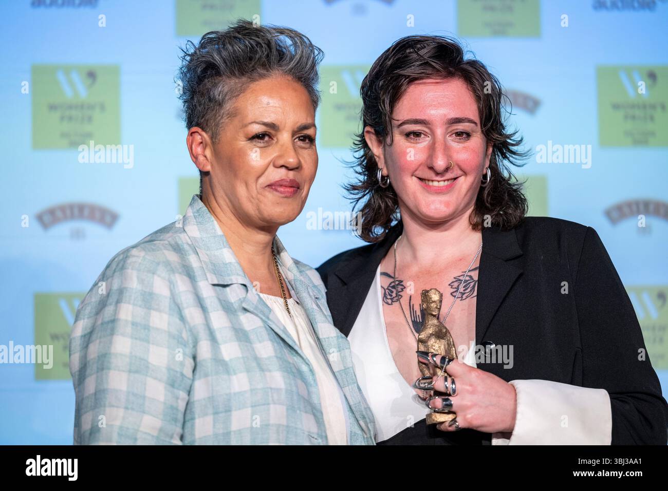 London, Großbritannien. 12. Juni 2025. Yael van der Wouden, Autorin des Safekeep (Viking, Penguin General, Penguin Random House), Preisträgerin des Frauenpreises für Fiktion 2025 mit Kit de Waal, dem Vorsitzenden der Judge Fiction, bei der Preisverleihung in den Bedford Square Gardens. Quelle: Stephen Chung / Alamy Live News Stockfoto