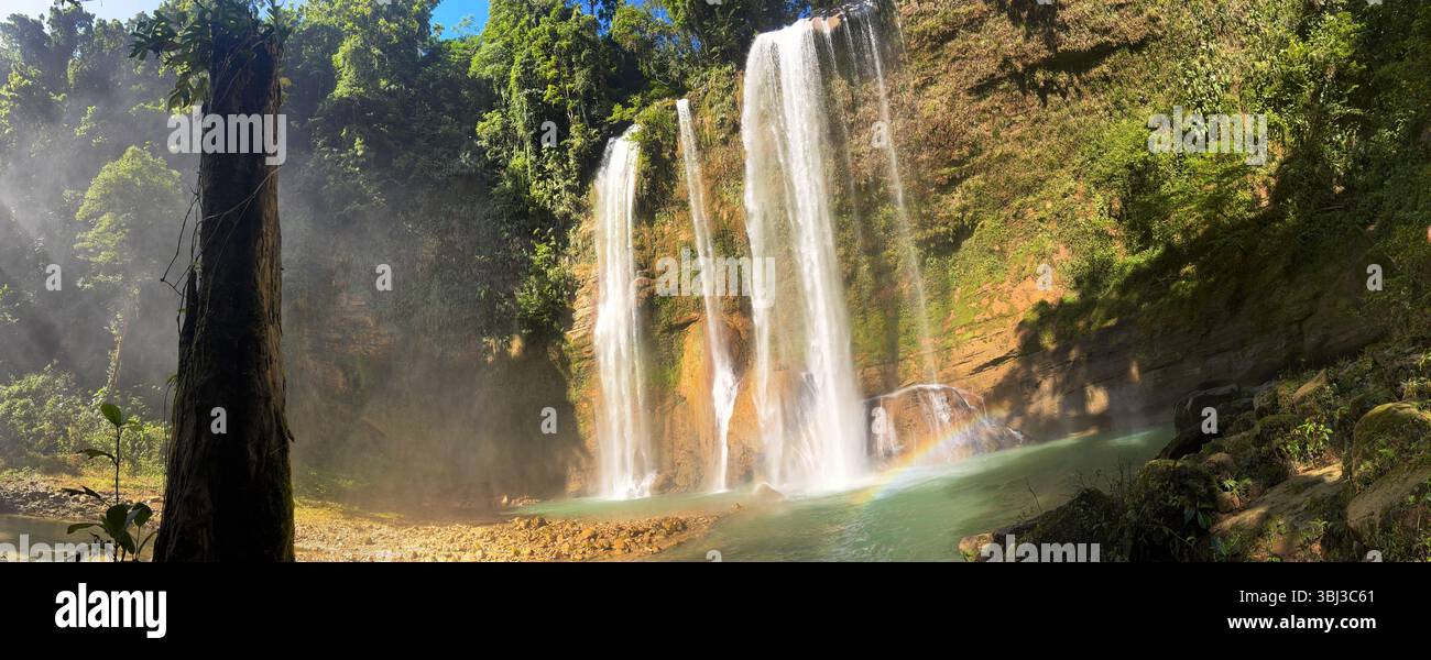 Tenaru Falls, in der Nähe von Honiara, Guadalcanal, Salomonen Inseln - Smartphone-aufgenommenes Stockfoto