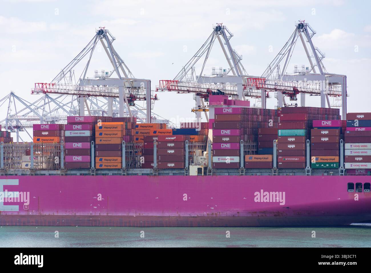 Ein Containerschiff entladen, Hafen von Southampton, Southampton, Hampshire, England, Vereinigtes Königreich Stockfoto