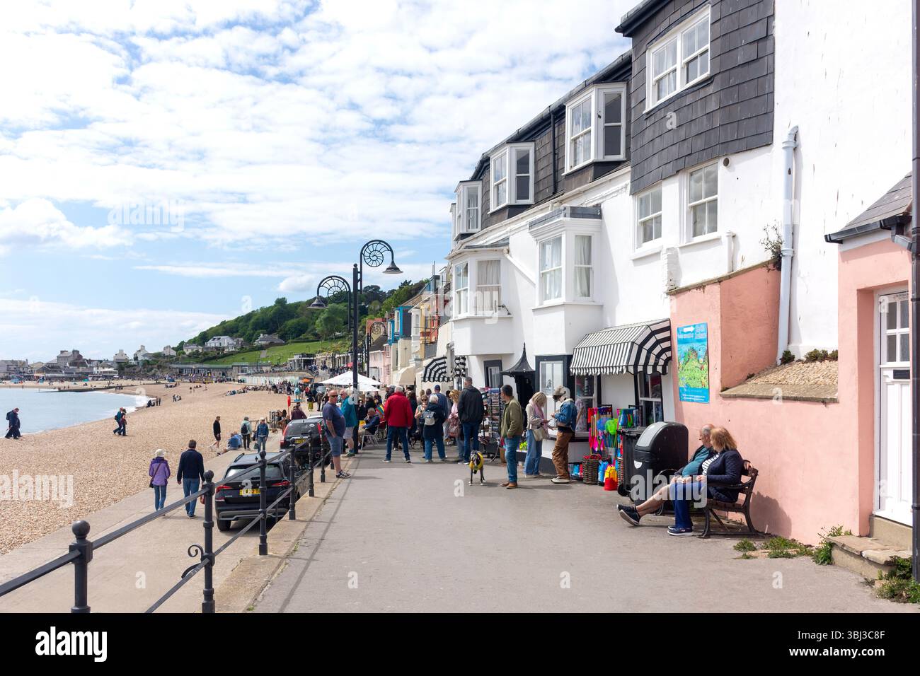 Fish & Chip und Eisdiele, Marine Parade, Sandy Beach, Lyme Regis, Dorset, England, Vereinigtes Königreich Stockfoto