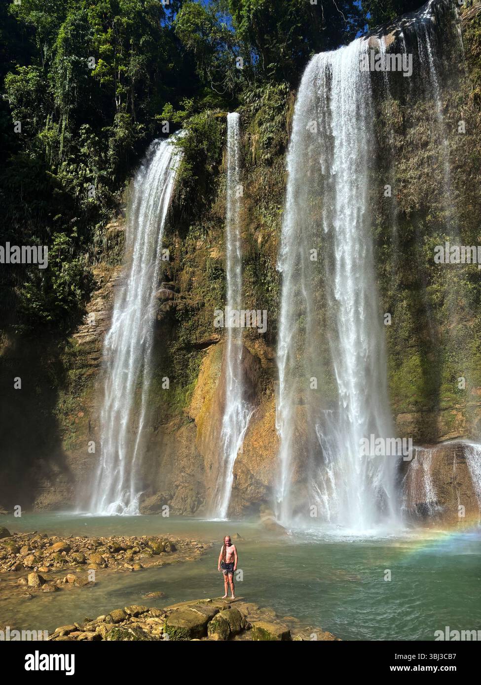Mann an den Tenaru Falls, in der Nähe von Honiara, Guadalcanal, Salomonen Inseln. Kein MR - Smartphone-aufgenommenes Stockfoto