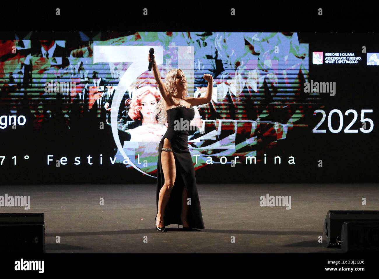 News - 71. Taormina Film Festival 2025_Day 3 71. Taormina Film Festival 2025, Tag 3. Baby K singt beim 71. Taormina Film Festival während des 71. Taormina Film Festival 2025_Day 3, News in Taormina, Italien, 12. Juni 2025 Taormina Italien Copyright: XMassimilianoxCarnabucix/xLiveMediax LPN_1917277 Stockfoto