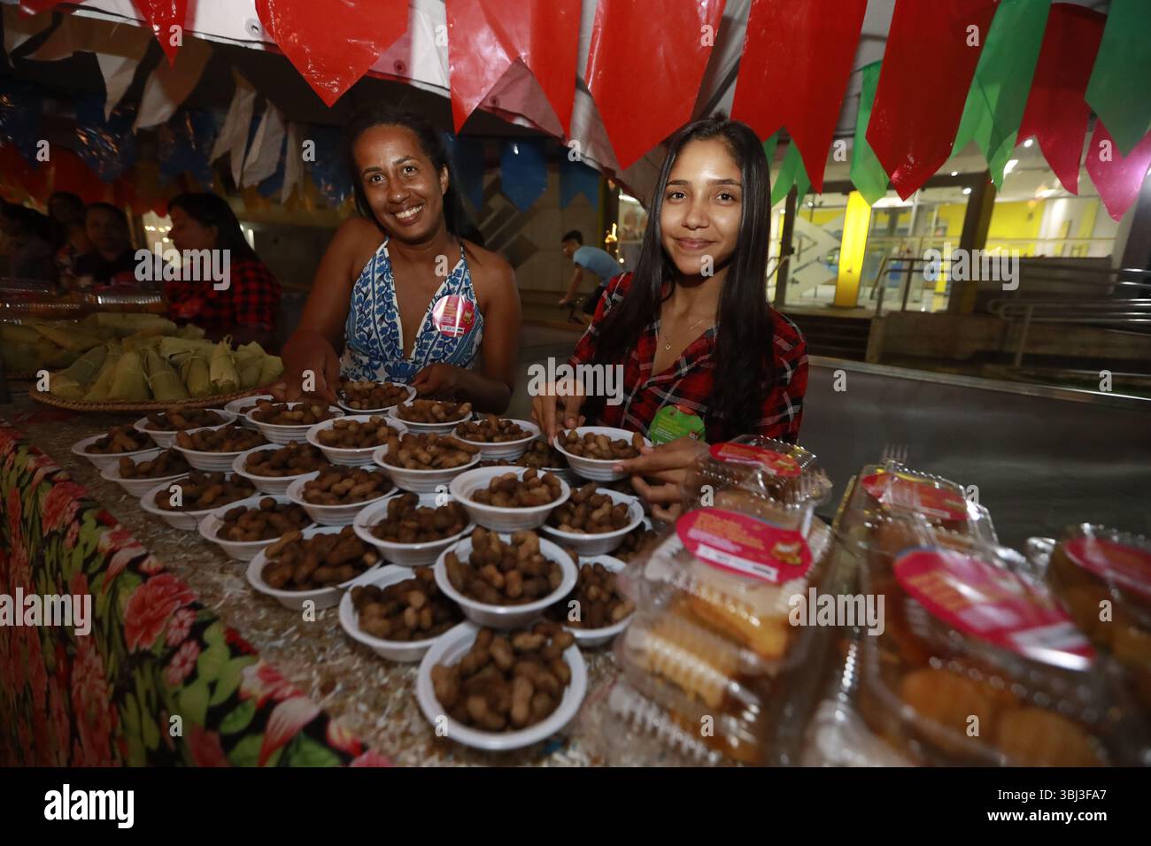 Tanhacu, bahia, brasilien - 31. Mai 2025: Typischer Stand mit Essen bei einem Juni-Festival im Inneren von Bahia während der Festlichkeiten von Sao Joao. Stockfoto