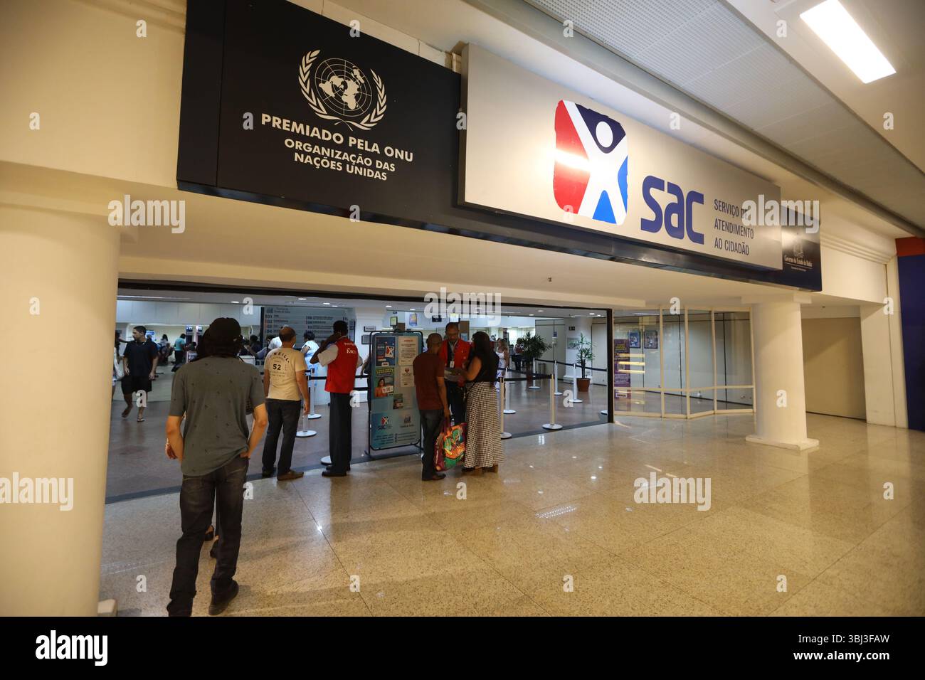 salvador, bahia, brasilien - 10. märz 2025: Fassade der SAC-Einheit - Bürgerservice, in der Stadt Salvador. Stockfoto