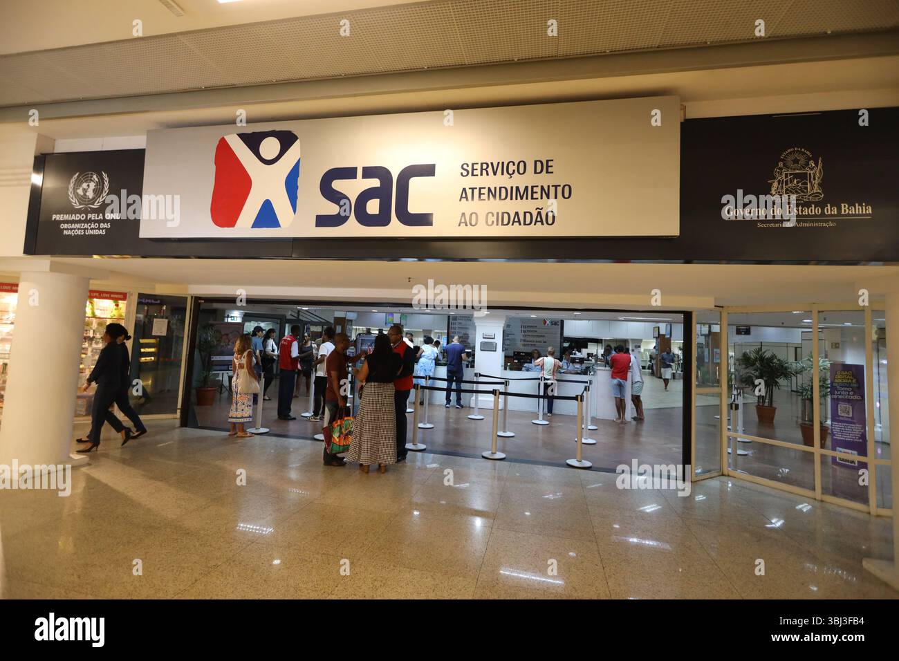 salvador, bahia, brasilien - 10. märz 2025: Fassade der SAC-Einheit - Bürgerservice, in der Stadt Salvador. Stockfoto