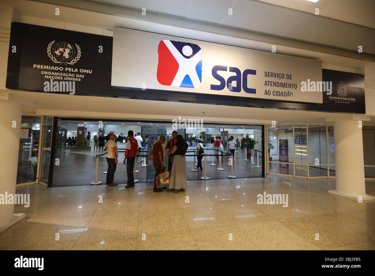 salvador, bahia, brasilien - 10. märz 2025: Fassade der SAC-Einheit - Bürgerservice, in der Stadt Salvador. Stockfoto
